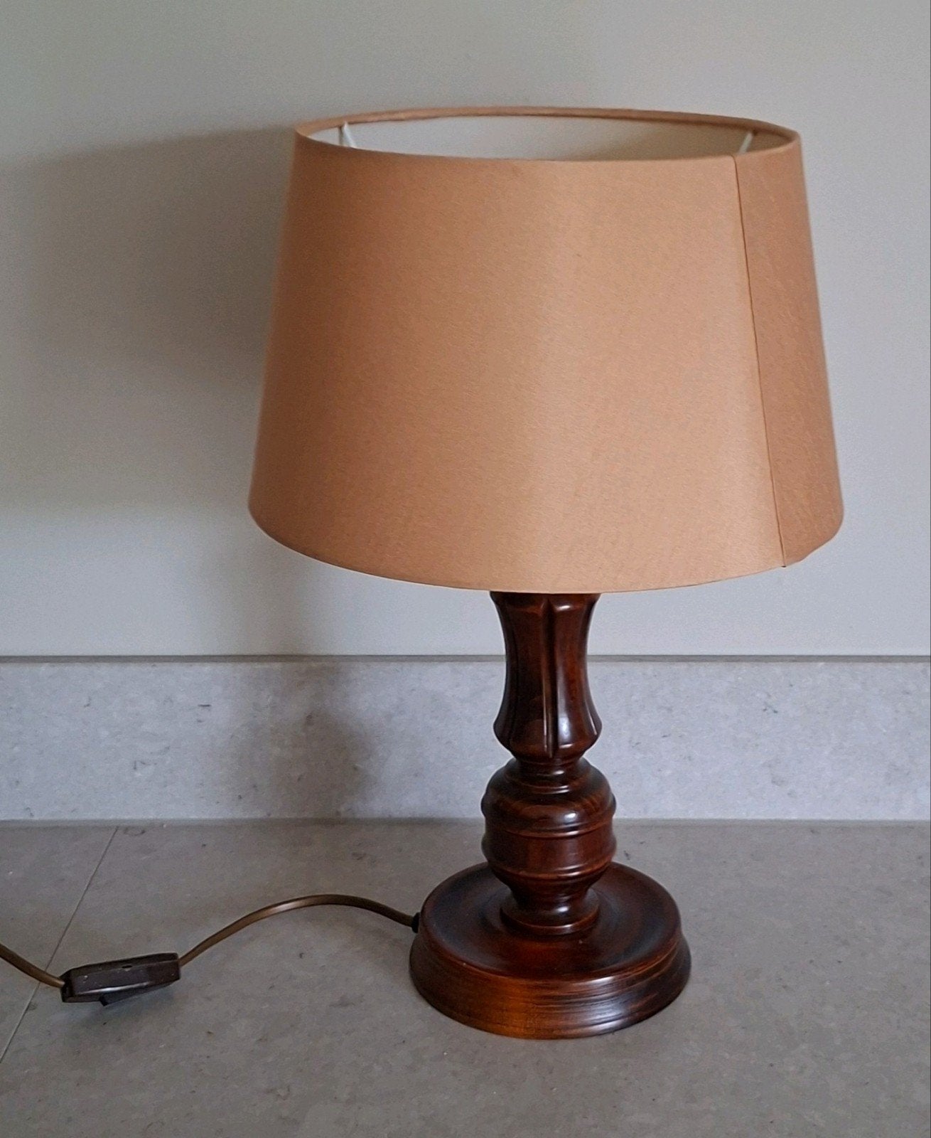 Vintage tafellamp gedraaid houten voet, Gebruikt, Ophalen of Verzenden, Klassiek, Hout