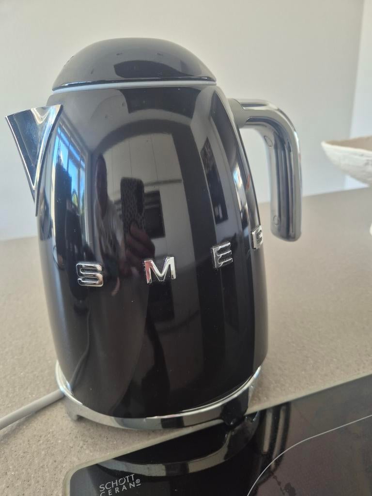 Smeg Waterkoker Groot Zwart - Stijlvol en Functioneel, 1 tot 2 liter, Ophalen of Verzenden, Zo goed als nieuw, Rvs