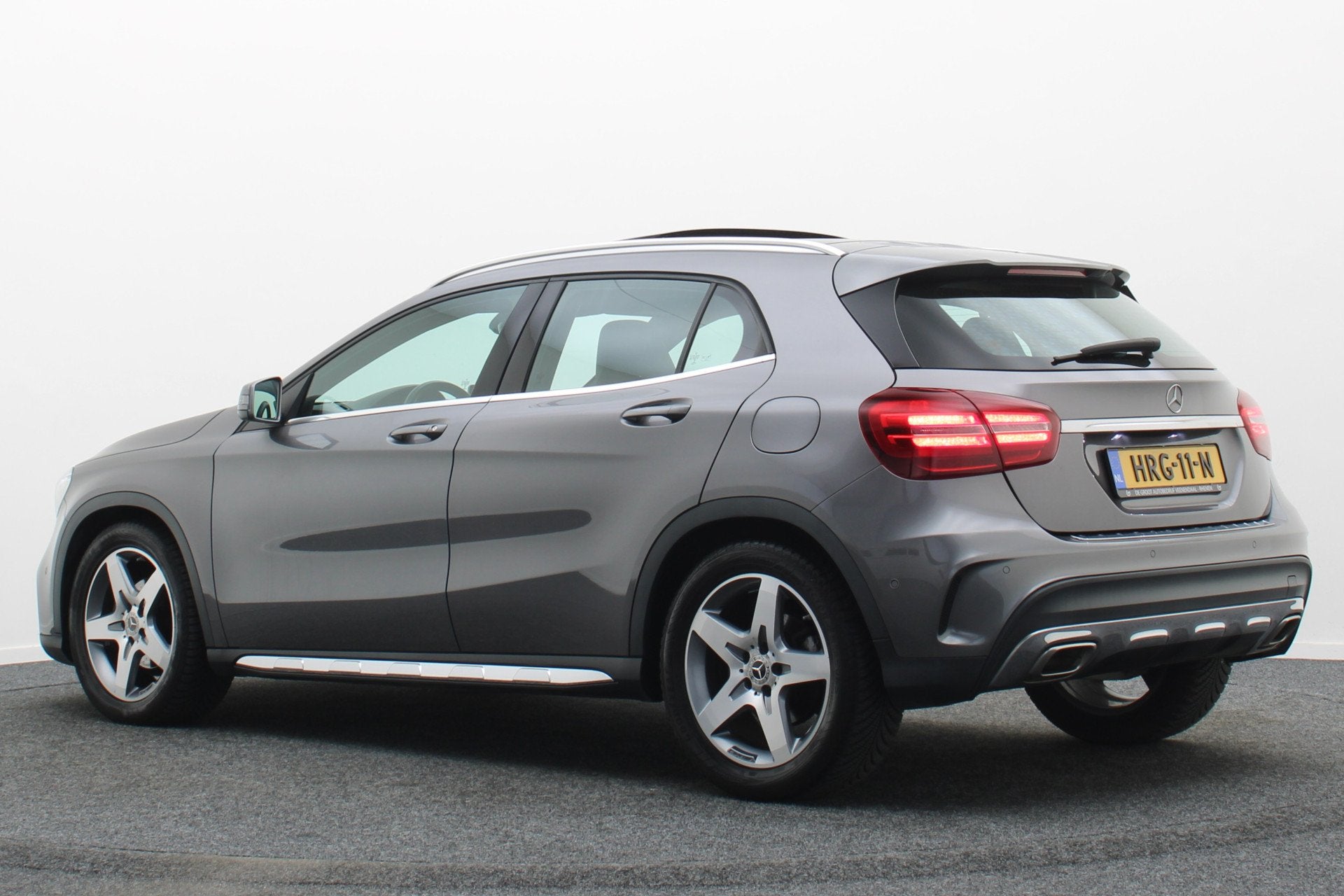 Mercedes-Benz GLA 200 Premium Plus AMG Panoramadak, Navigati, Auto's, Dealer onderhouden, Gebruikt, 715 kg, Leder en Stof