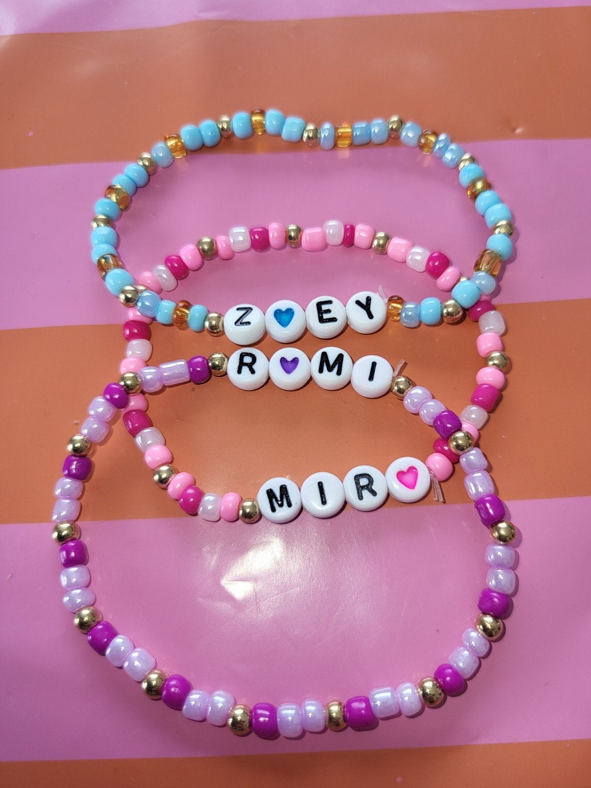 Gepersonaliseerde kralenarmbandjes met namen van K pop, Sieraden, Tassen en Uiterlijk, Armbanden, Overige kleuren, Kunststof of Plastic