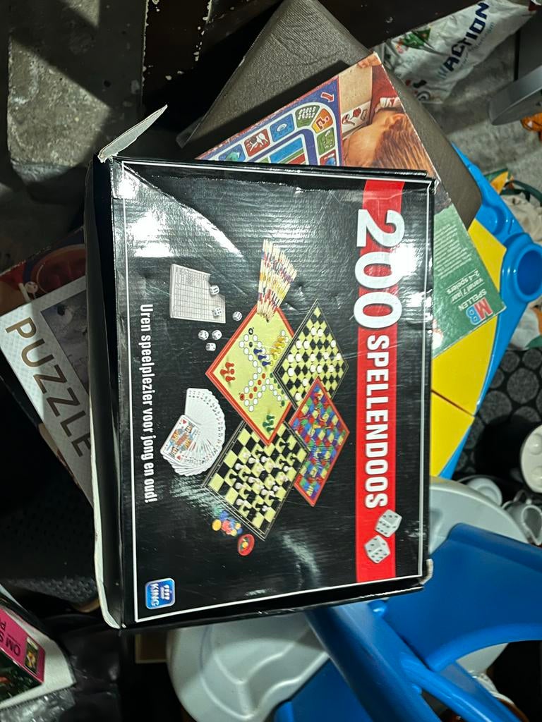 200 Spellendoos - Uren speelplezier voor jong en oud!, Hobby en Vrije tijd, Gezelschapsspellen | Bordspellen, Drie of vier spelers