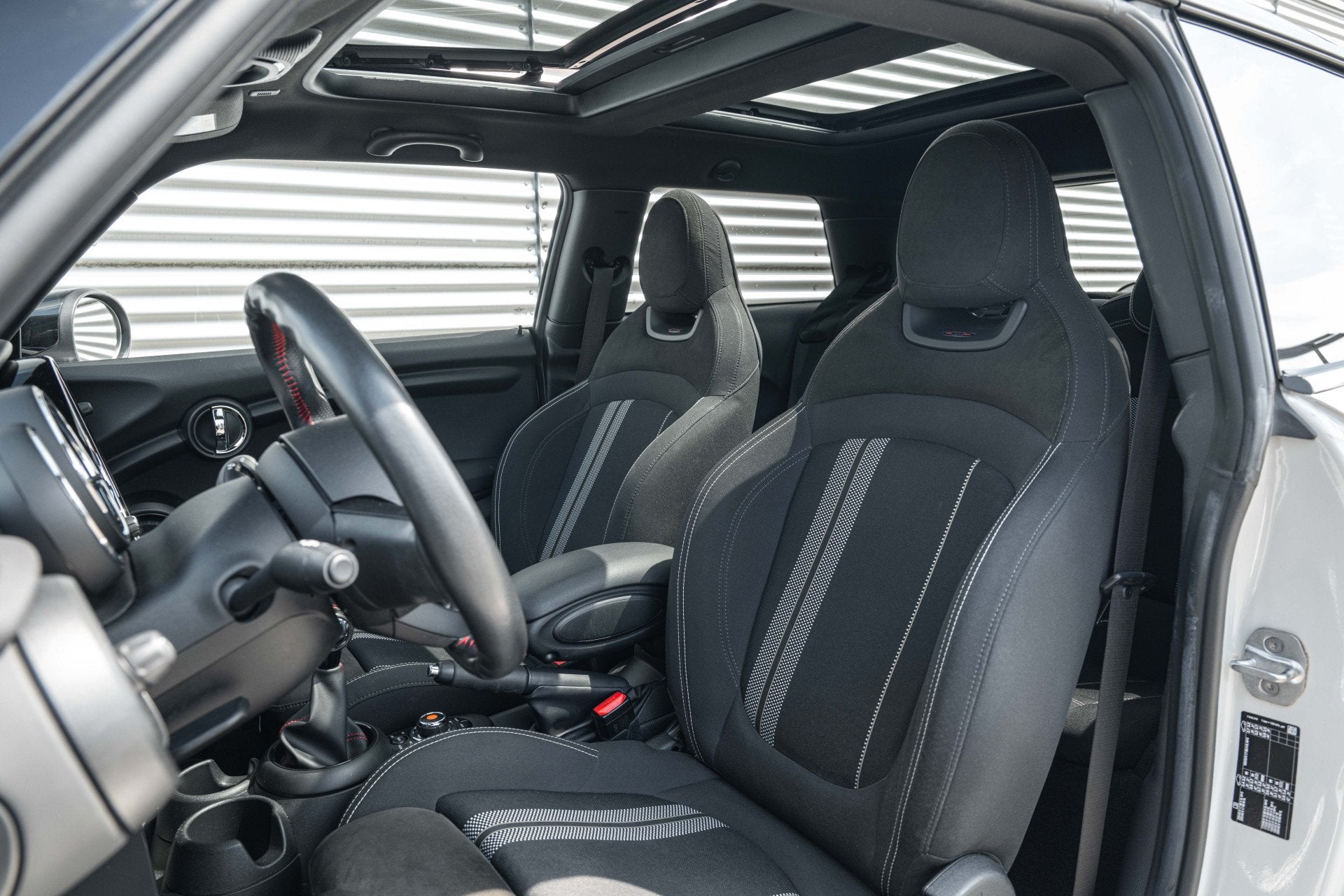 MINI Hatchback Cooper John Cooper Works / Panoramadak / JCW, Voorwielaandrijving, 12 maanden, Gebruikt, 4 stoelen
