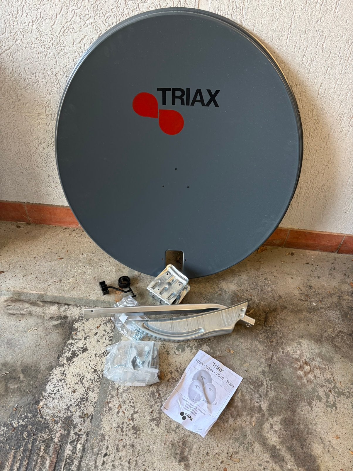 Grote satellietschotel merk Triax incl bevestiging materiaal, Audio, Tv en Foto, Schotelantennes, Ophalen, Nieuw, Overige merken
