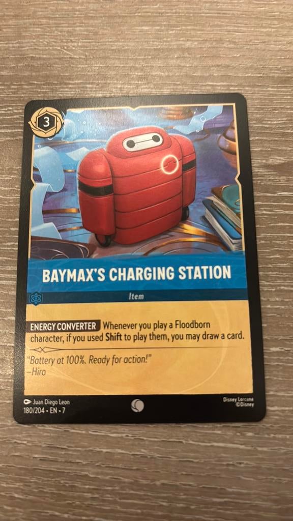 Disney Lorcana Baymax’s Chargingstation 180-204 7ARI nonfoil, Ophalen of Verzenden, Zo goed als nieuw, Losse kaart