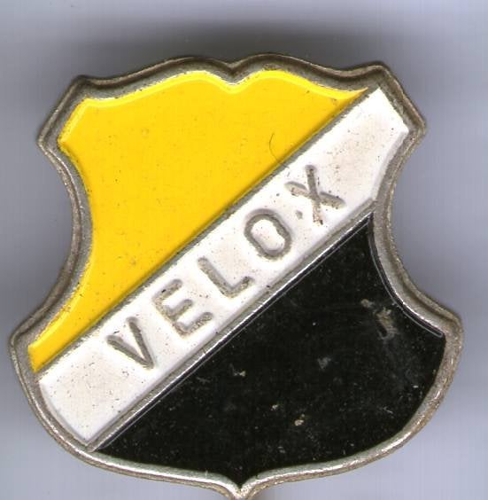VELOX zilverkleurig voetbal club speldje ( Z_040), Ophalen of Verzenden, Zo goed als nieuw, Sport, Speldje of Pin