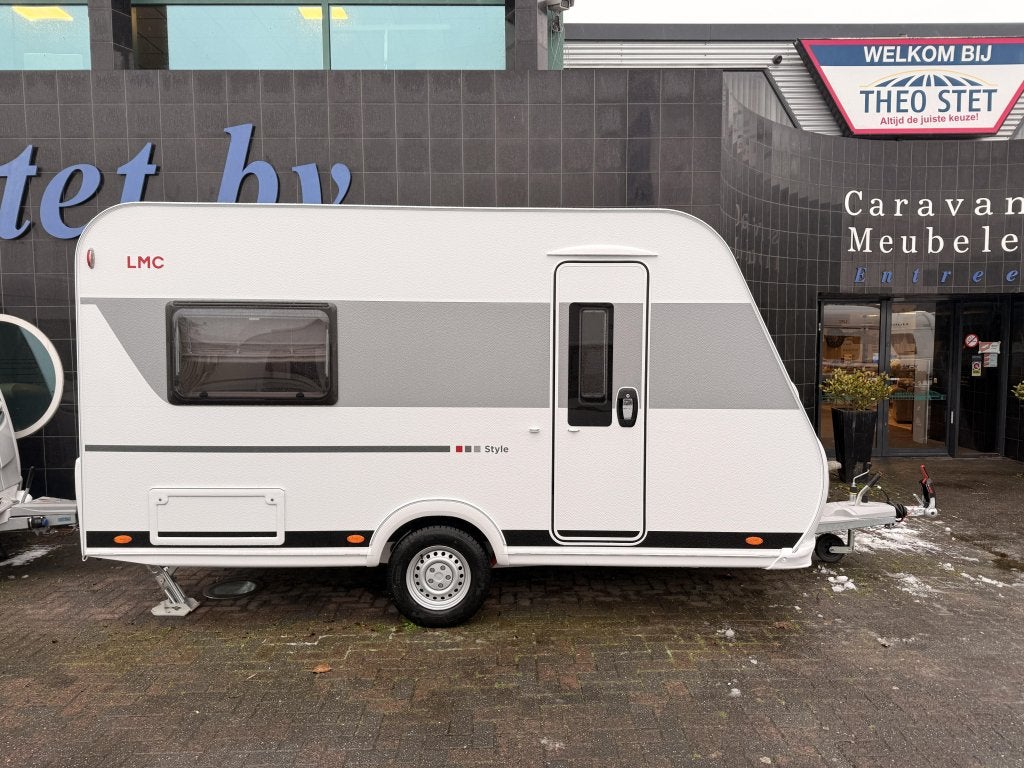 LMC Style 400 F Met klapbed, premium matrassen en mover!, Tot en met 2, Bedrijf, Treinzit, 750 - 1000 kg