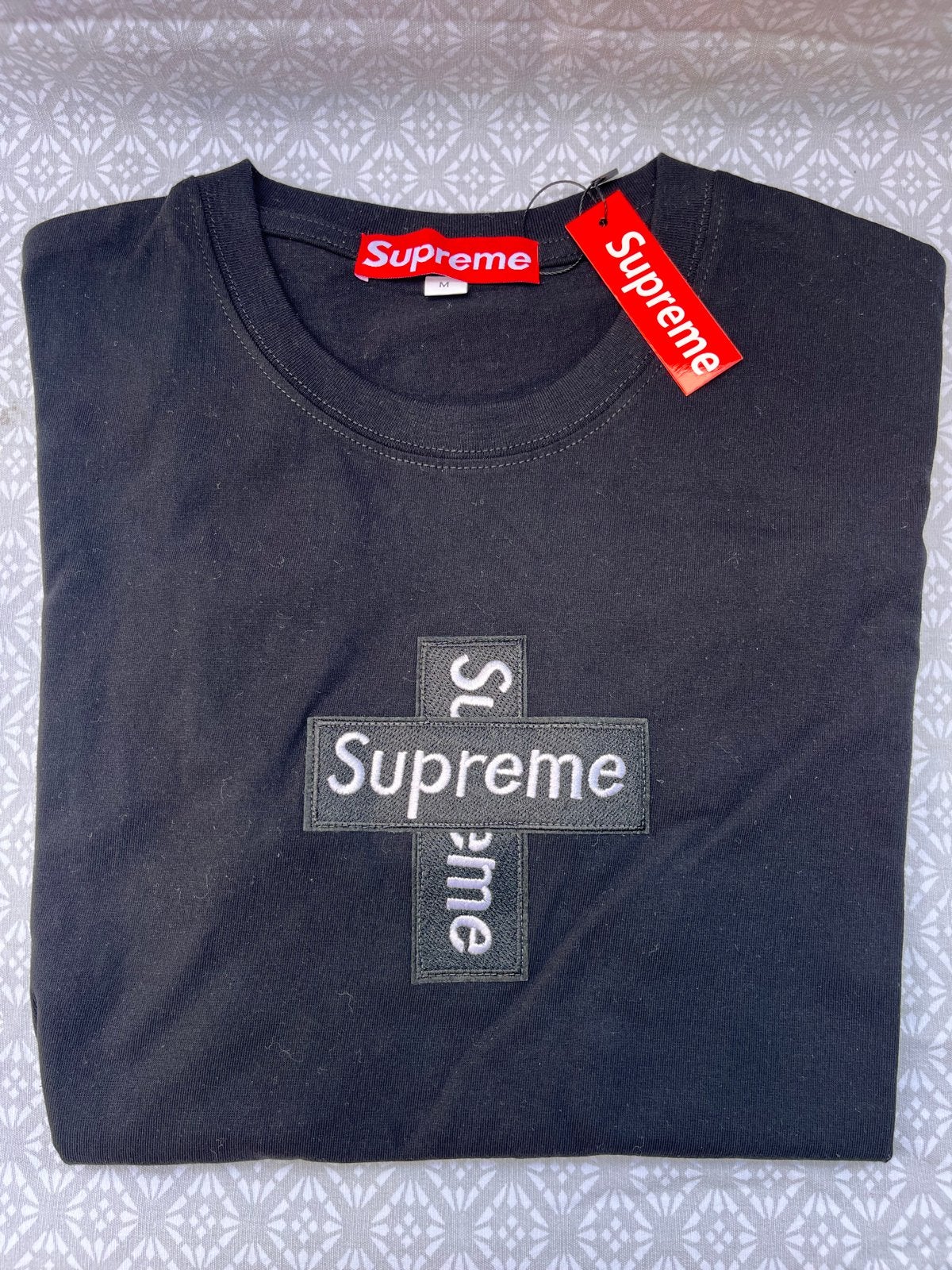 Supreme Cross Box Logo Tee Zwart M valt als S, Kleding | Heren, T-shirts, Verzenden, Nieuw, Maat 48/50 (M), Zwart