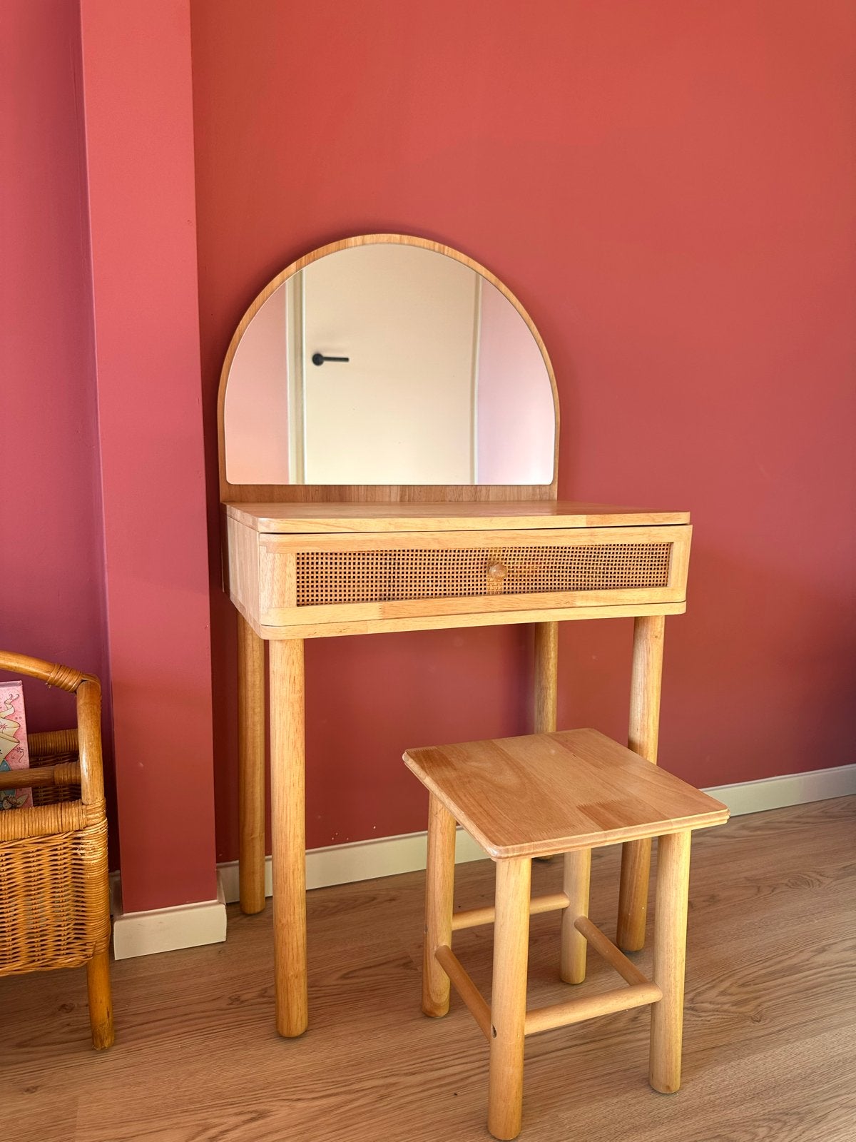 Rotan kaptafel voor meisjes met spiegel en lade, Huis en Inrichting, Ophalen, Minder dan 50 cm, Gebruikt, Minder dan 100 cm