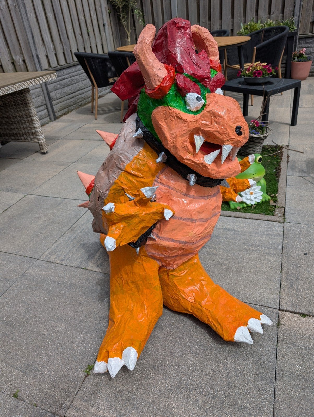 Super Mario Bowser van papier maché, Ophalen
