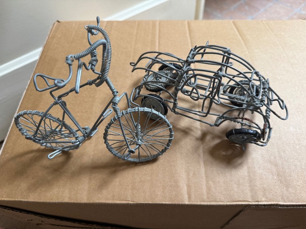 Afrikaanse draadkunst – fietser en auto, handgemaakt, Zilver, Metaal, Beeld, Afrika