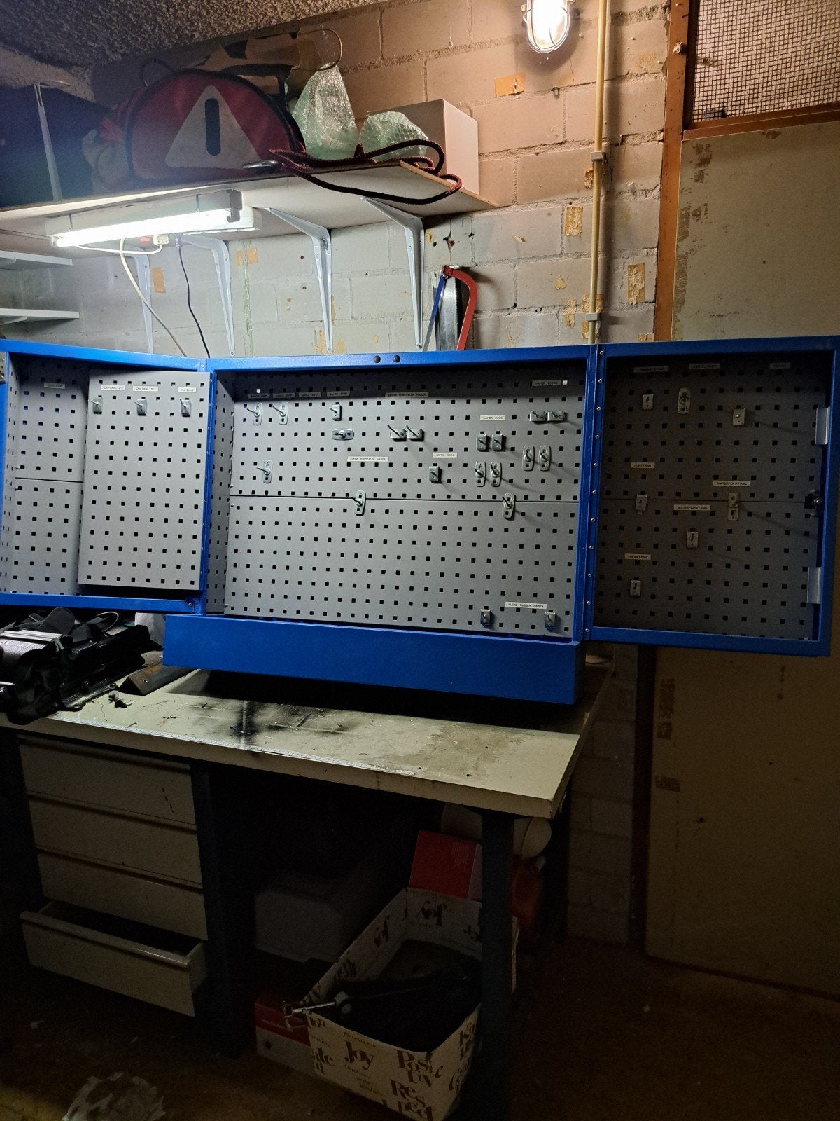 Metalen wandgereedschapkast, Ophalen, Zo goed als nieuw