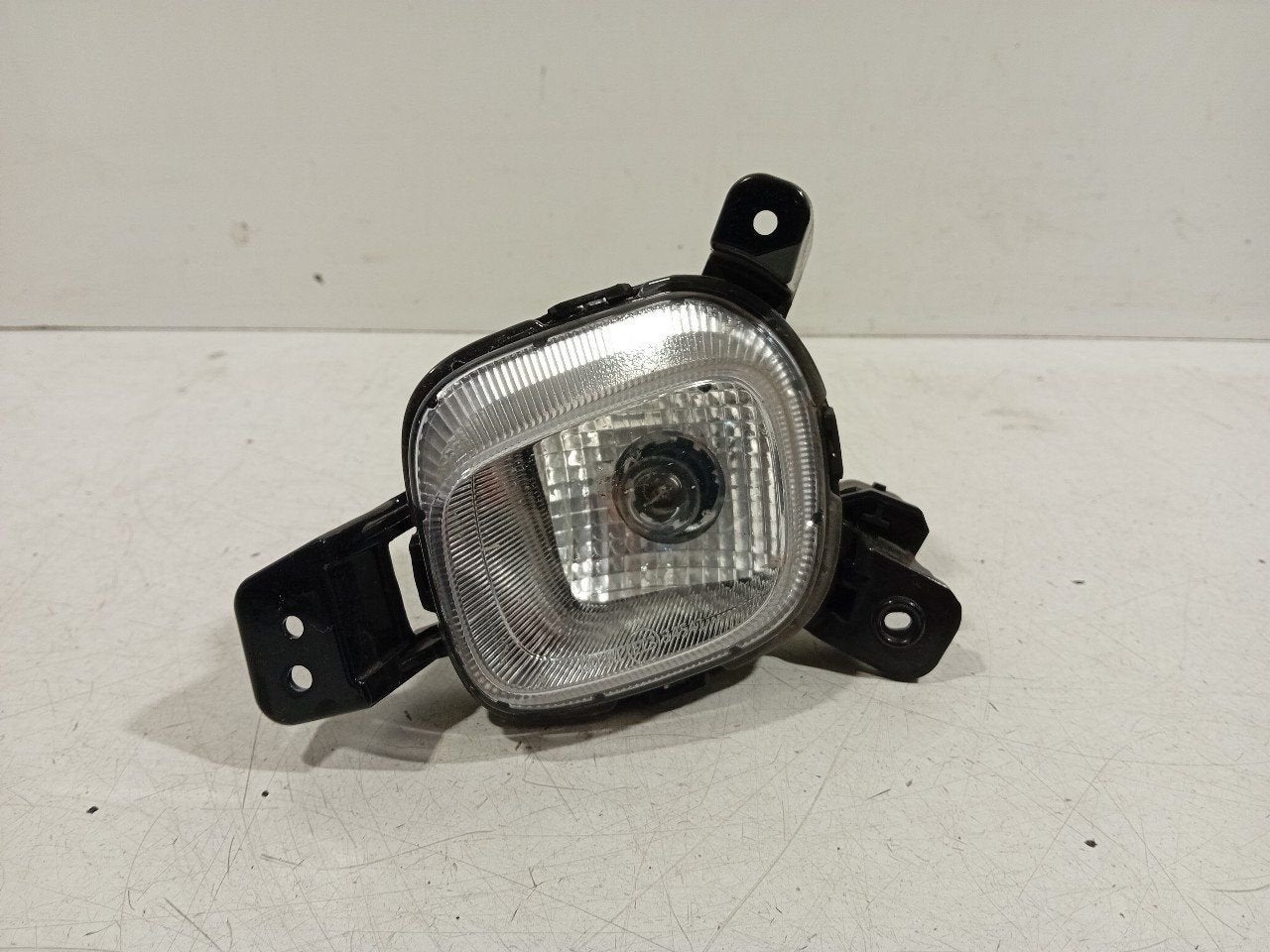 Mistlamp links Kia Picanto, Onderdelen@venauto.nl, Van der Ven Autorecycling B.V., Ettenseweg 76, 4706 PB Roosendaal, The Netherlands