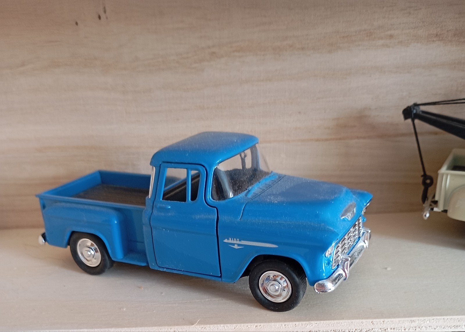 Set van 2 Chevrolet pick-up modelauto's (blauw en beige), Overige merken, 1:32 tot 1:50, Ophalen of Verzenden, Zo goed als nieuw
