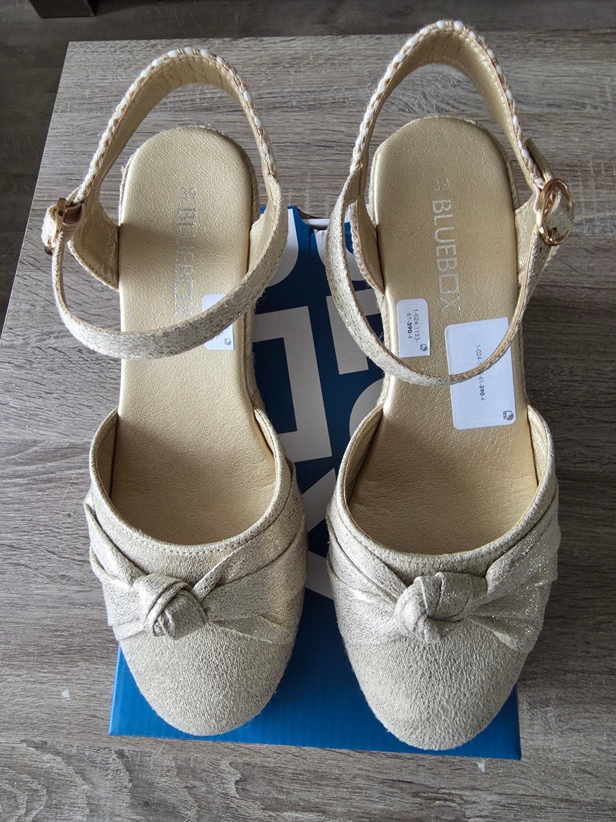 Nieuwe gouden sandalen met sleehak - Maat 39, Overige kleuren, Nieuw, BLUEBOX, Sandalen of Muiltjes