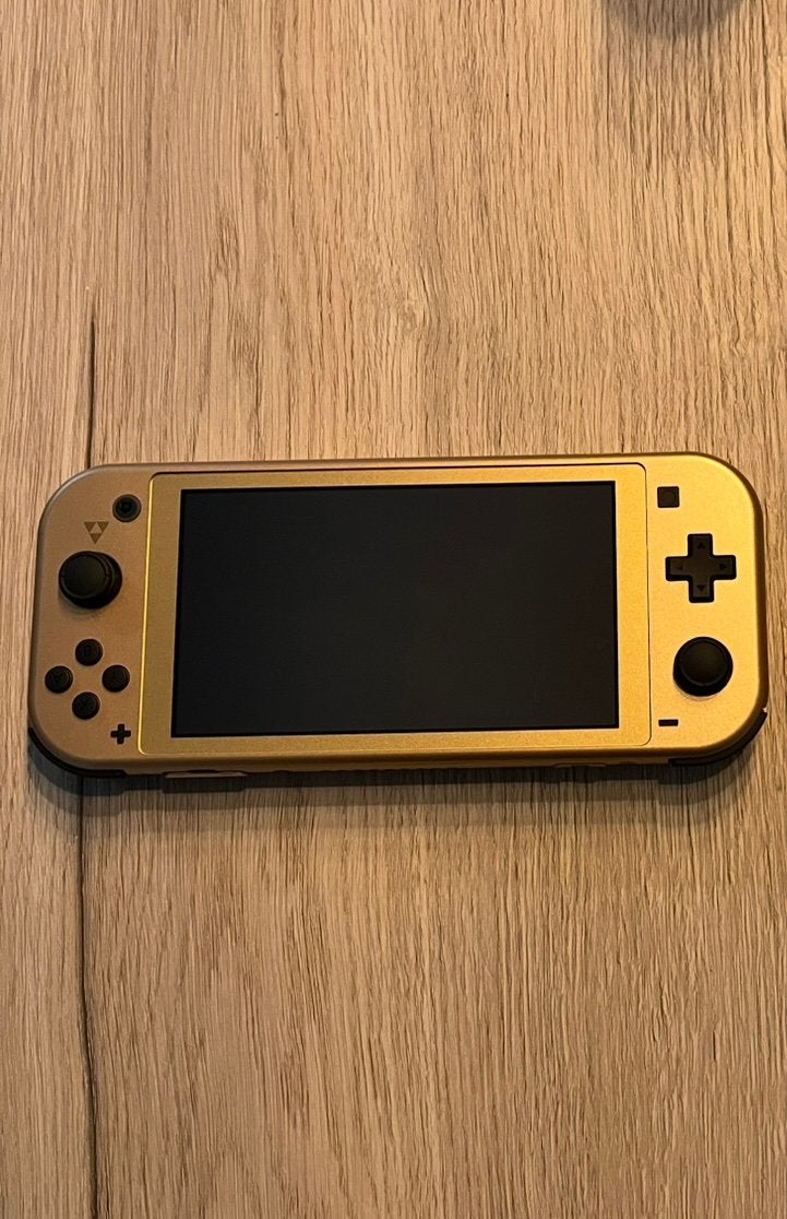 Nintendo Switch Lite Hyrule Edition + 3 spellen, Spelcomputers en Games, Ophalen of Verzenden, Zo goed als nieuw