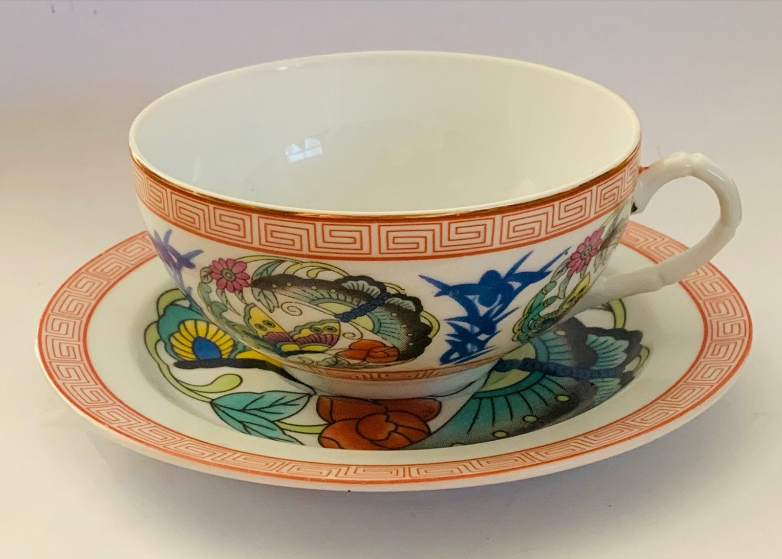 Vintage Chinese porseleinen theekop en schotel met vlinders, Antiek en Kunst, Antiek | Servies los, Ophalen of Verzenden