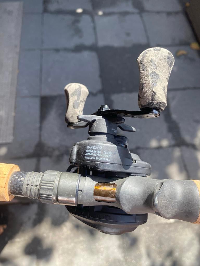 Abu Garcia Max4x-L Baitcaster met Powershad-T Hengel, Ophalen, Zo goed als nieuw, Complete hengel