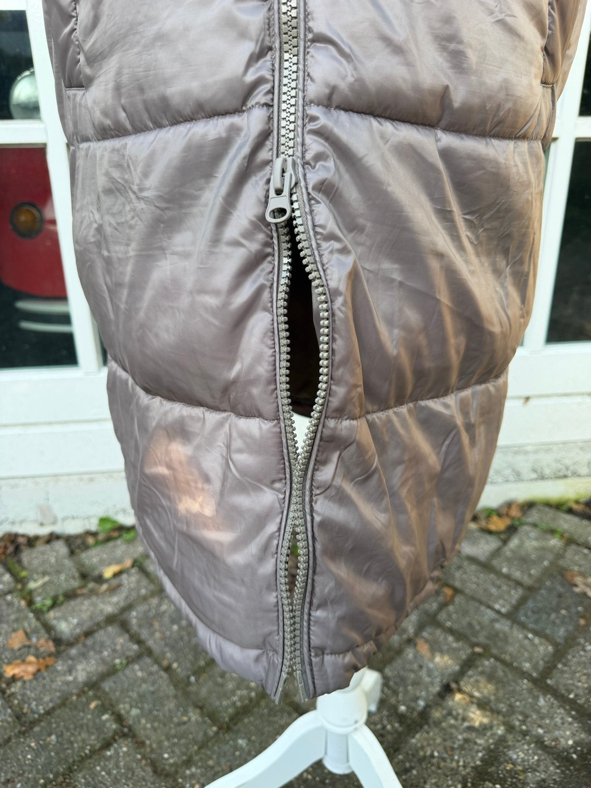 Lange gewatteerde bodywarmer met capuchon - Pull&Bear, Ophalen of Verzenden, Zo goed als nieuw, Maat 42/44 (L), Beige