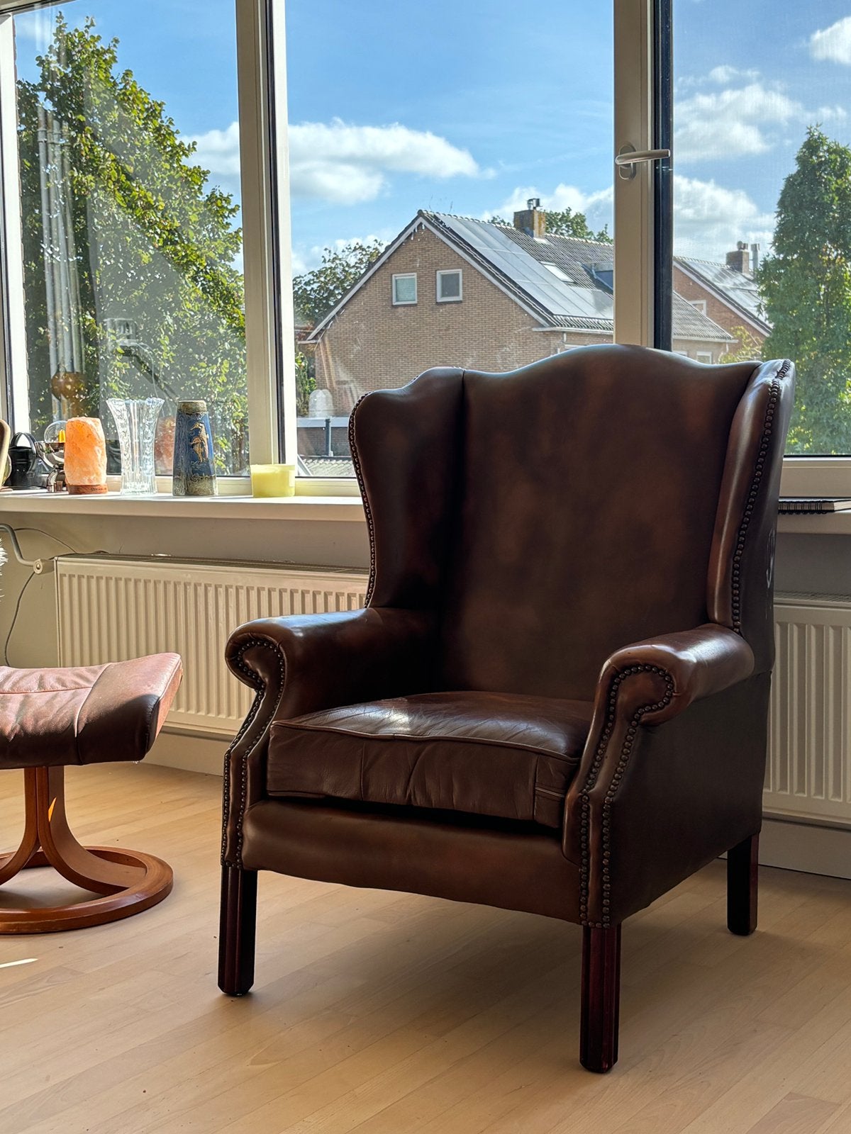 Klassieke leren Chesterfield oorfauteuil + voetenbank, Huis en Inrichting, Ophalen, Zo goed als nieuw, 50 tot 75 cm, Leer