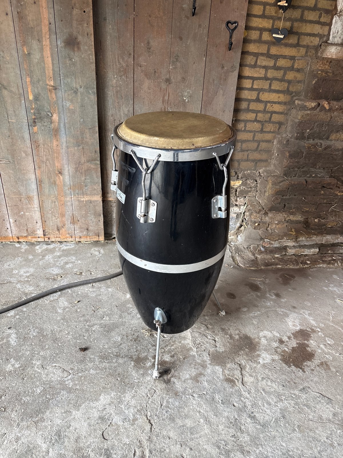 Mooie trommel Aria Percussion Conga - Zwart met standaard, Muziek en Instrumenten, Ophalen of Verzenden, Gebruikt, Trommel