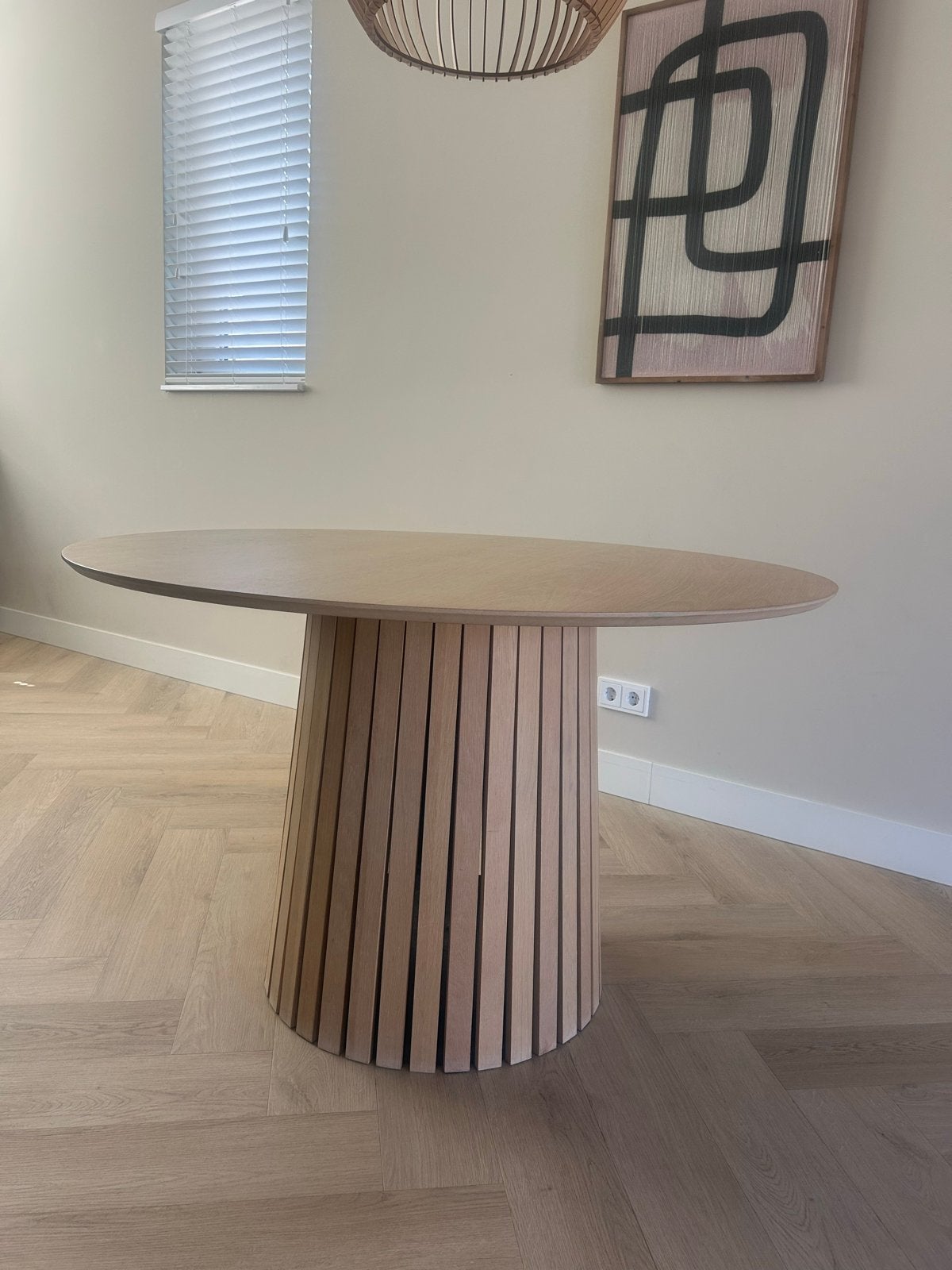 Moderne ronde eettafel met lattenvoet, Huis en Inrichting, Tafels | Eettafels, Ophalen, 100 tot 150 cm, Rond, Zo goed als nieuw