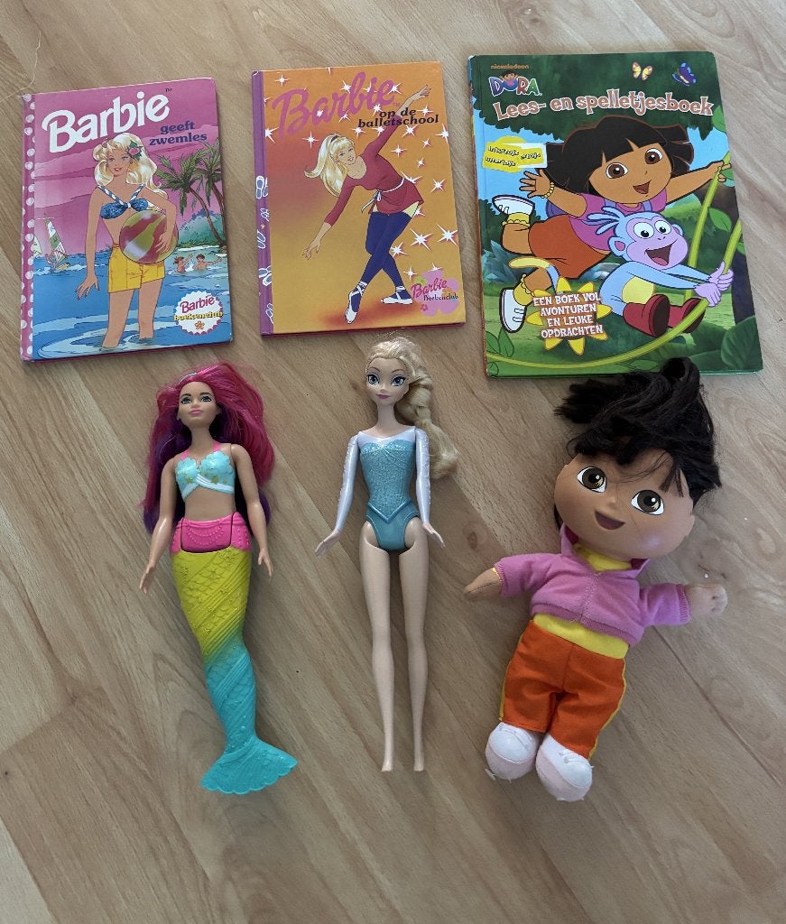 2 barbies + 2 boeken 4,50. dora+ boek 2 euro + spellen/boek, Kinderen en Baby's, Speelgoed | Poppen, Gebruikt, Barbie, Ophalen of Verzenden