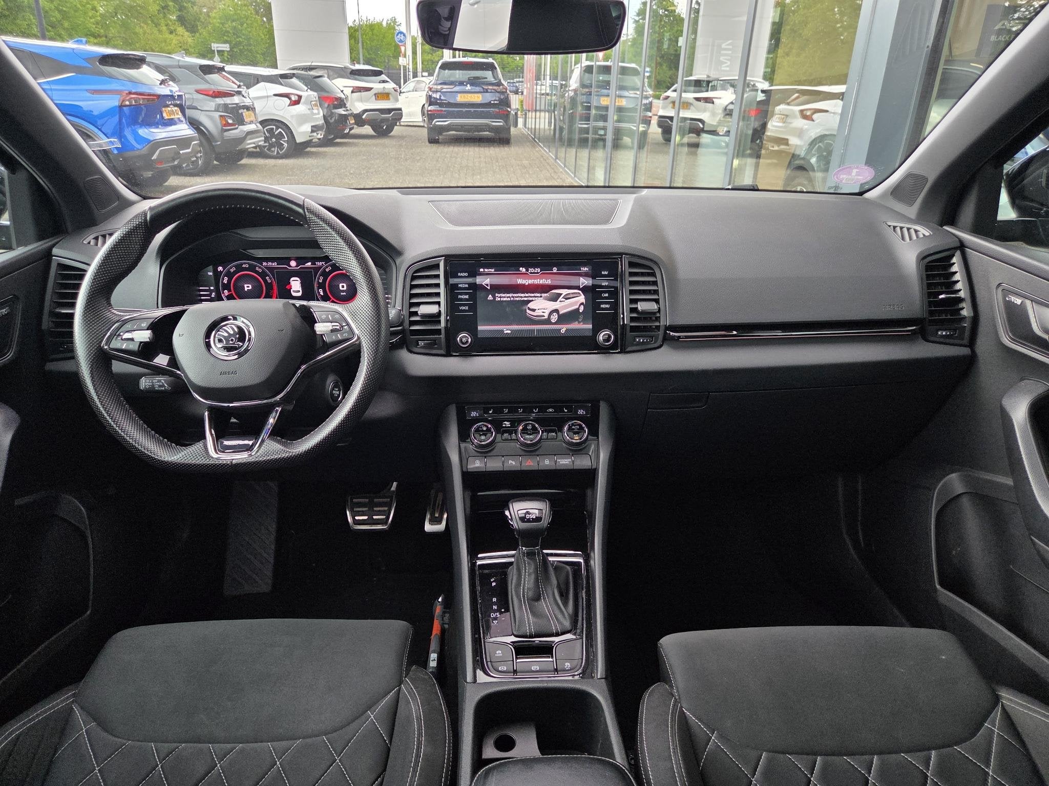 Skoda Karoq 1.5 TSI ACT Sportline Business | Panoramadak | A, Auto's, Stof, 4 cilinders, Zwart, Bedrijf