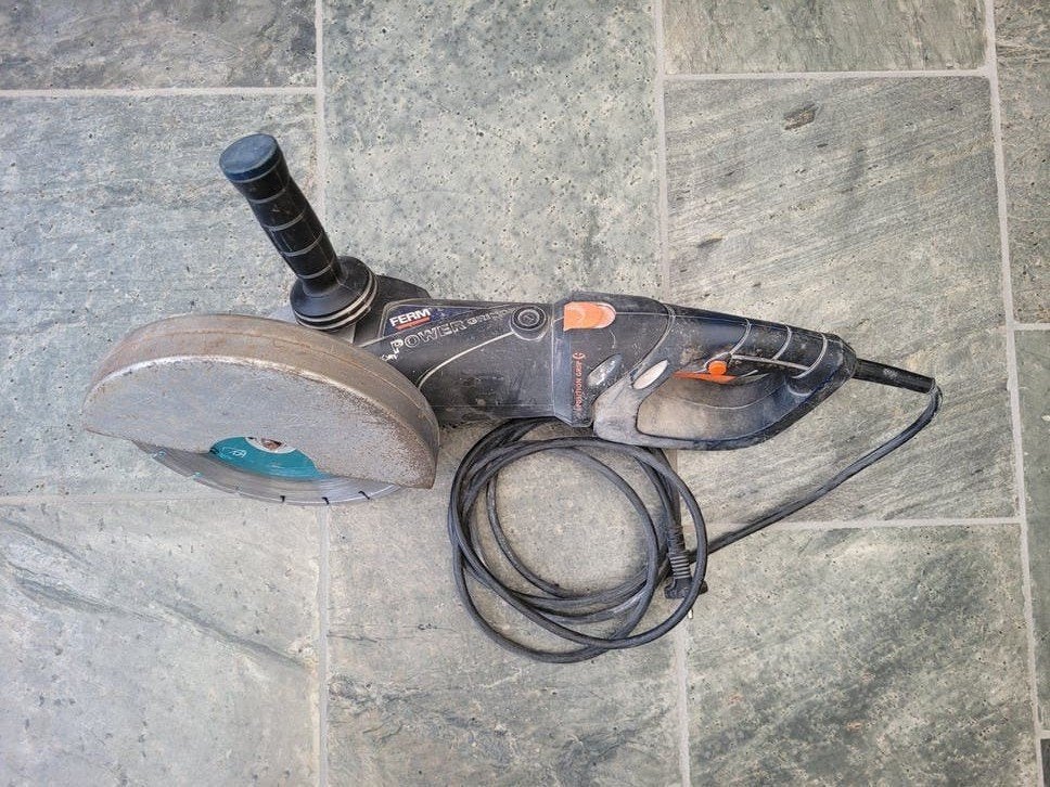 Ferm Haakse Slijper 230 mm met zaagblad, Ophalen of Verzenden, Gebruikt, 1200 watt of meer