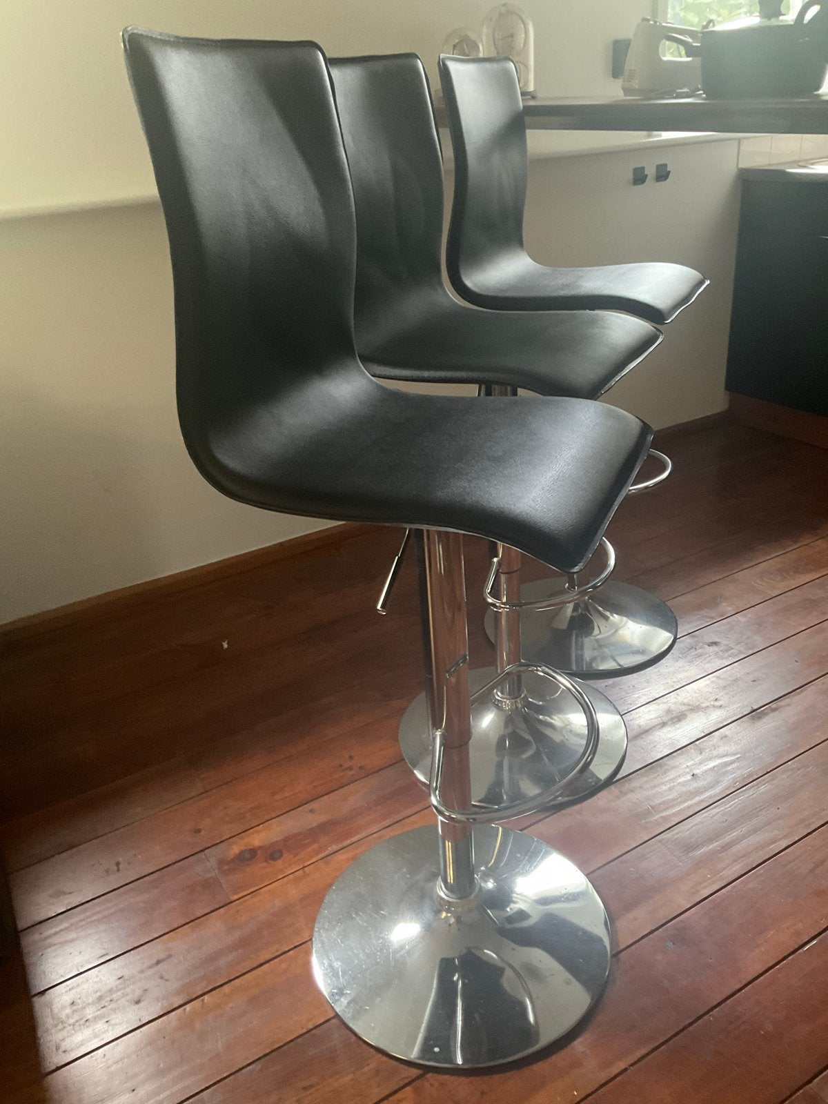 Set van 3 moderne barkrukken - zwart met chrome, Huis en Inrichting, Ophalen, Kunststof, Gebruikt, In hoogte verstelbaar