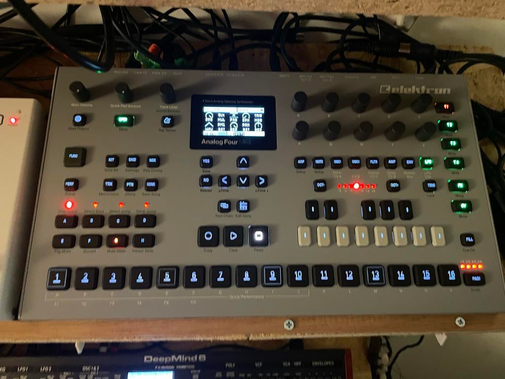 Elektron Analog Four MKII - Analoge Synthesizer, Overige aantallen, Zo goed als nieuw, Met midi-aansluiting, Ophalen