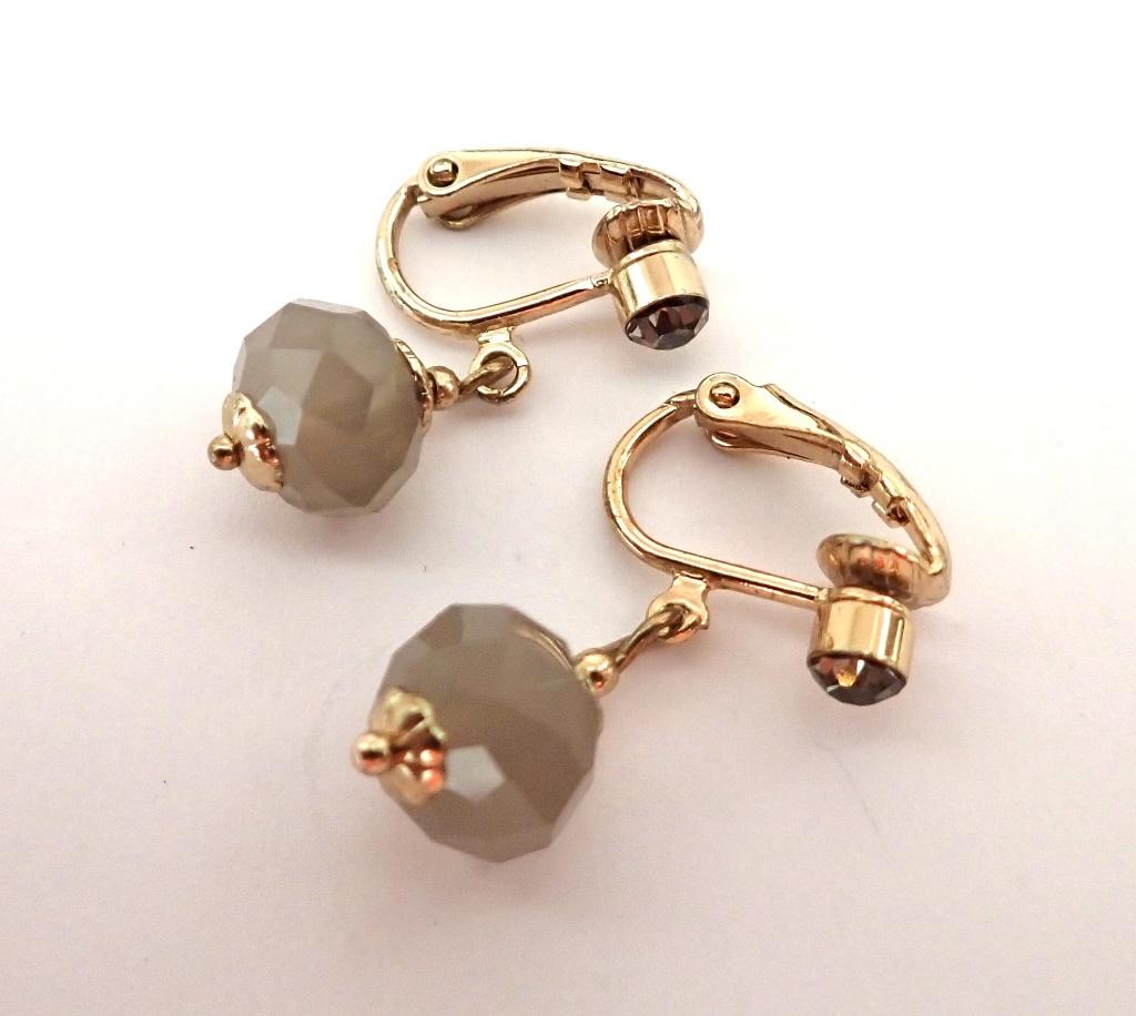 Clipjes met een taupekleurige kraal, Sieraden, Tassen en Uiterlijk, Oorbellen, Met kristal, Overige materialen, Verzenden, Zo goed als nieuw
