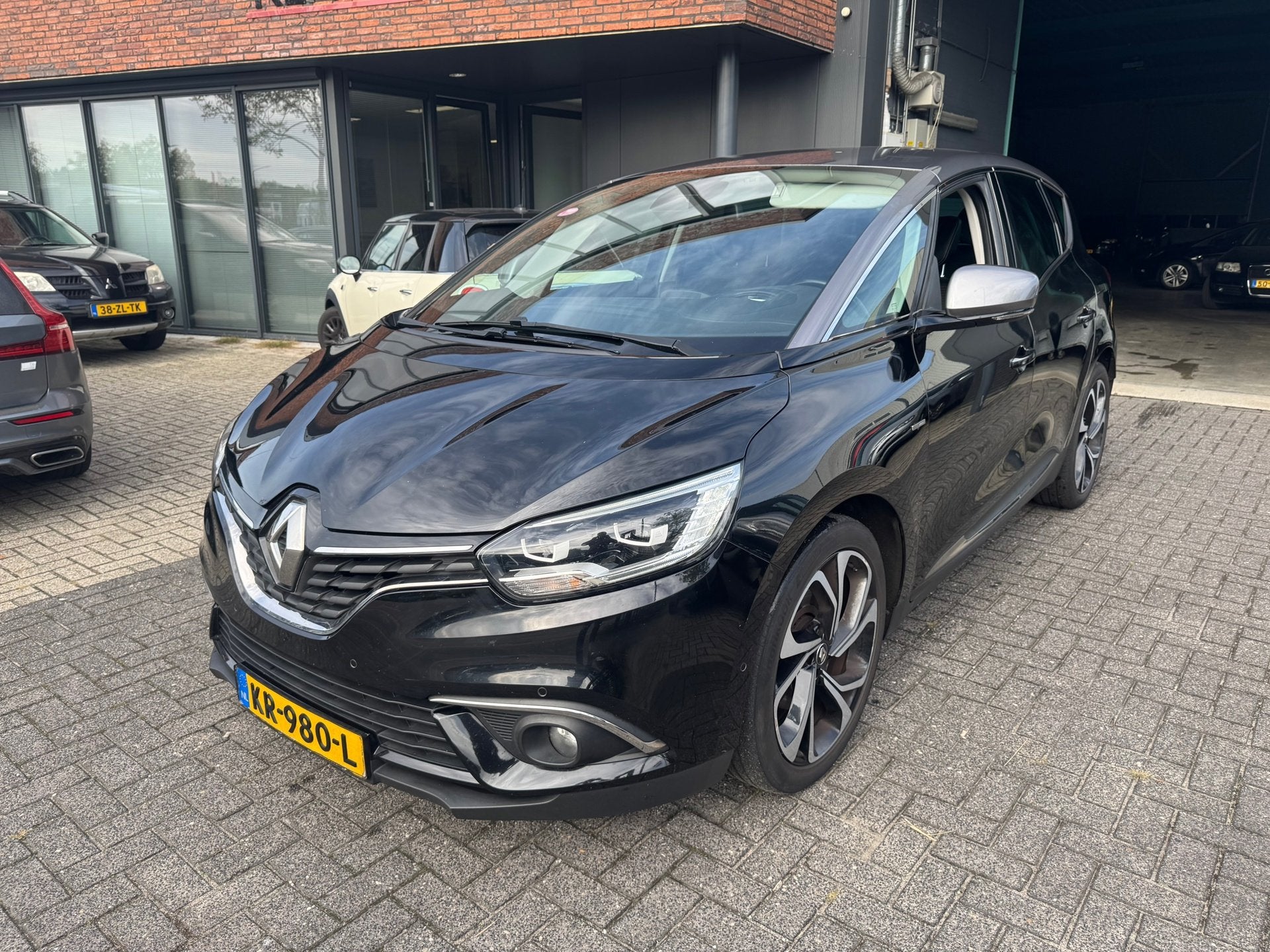 Renault Scénic 1.5 dCi Bose AUTOMAAT HEADUP CAMERA XENON TR, Auto's, Gebruikt, Euro 6, 4 cilinders, 1850 kg