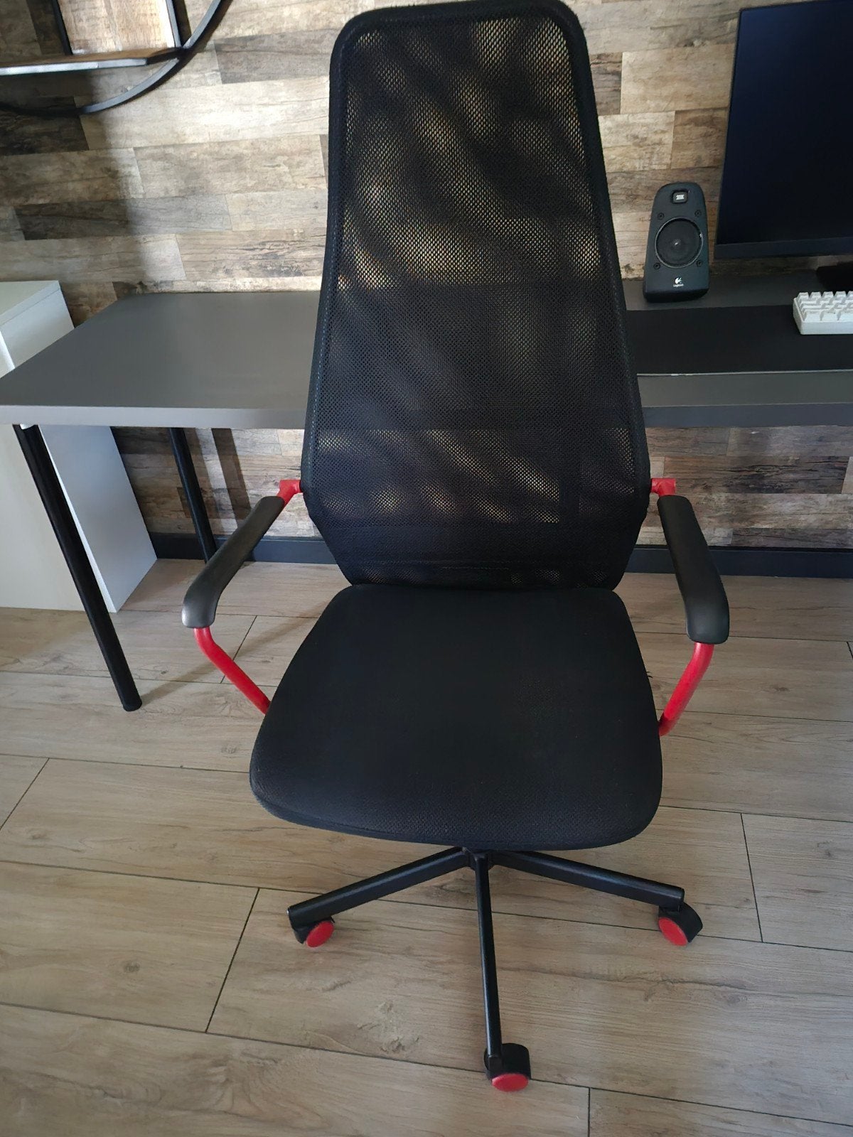 Bijna gratis game stoel en Ikea bureau 2 meter, Gebruikt, Zwart, Ophalen of Verzenden, Gaming bureaustoel