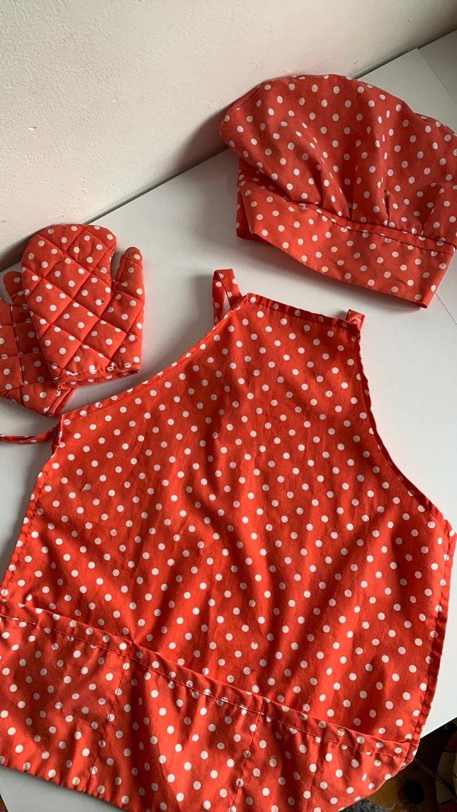 Schattig kinder kooksetje: schort, muts en ovenwanten, Ophalen of Verzenden, Gebruikt, Knutselen