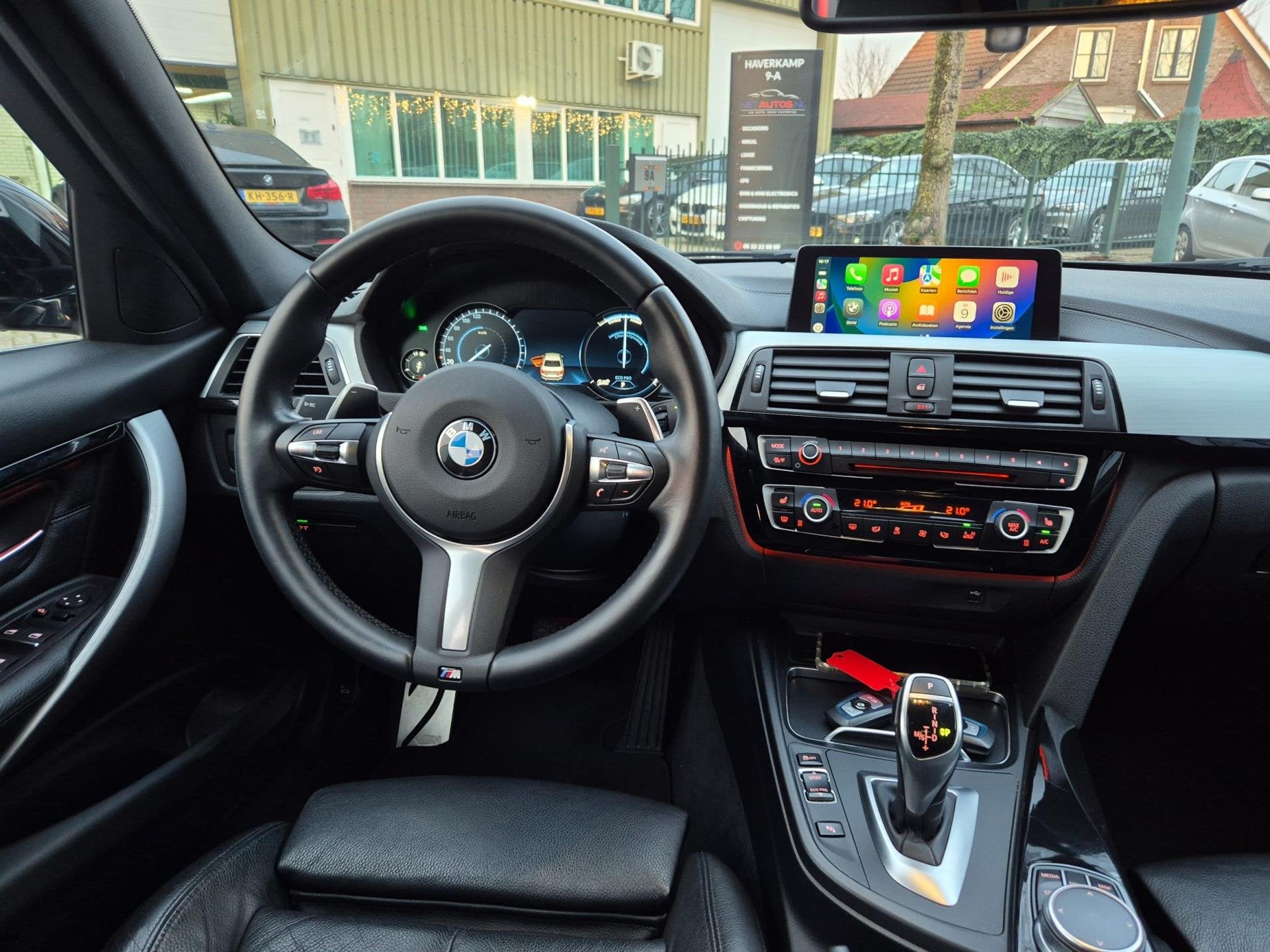 BMW 3-serie 320i M Sport Ed Apple CarPlay Trekhaak Camera Li, Auto's, BMW, Automaat, 1998 cc, Achterwielaandrijving, 1800 kg