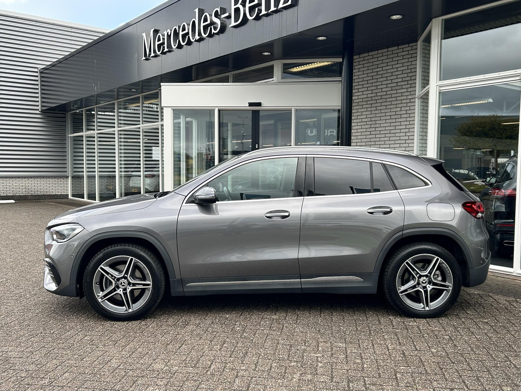 Mercedes-Benz GLA-klasse 250 e AMG Line | Stoelverwarming |, Auto's, 16 kWh, Leder en Stof, Bedrijf, Hybride Elektrisch/Benzine