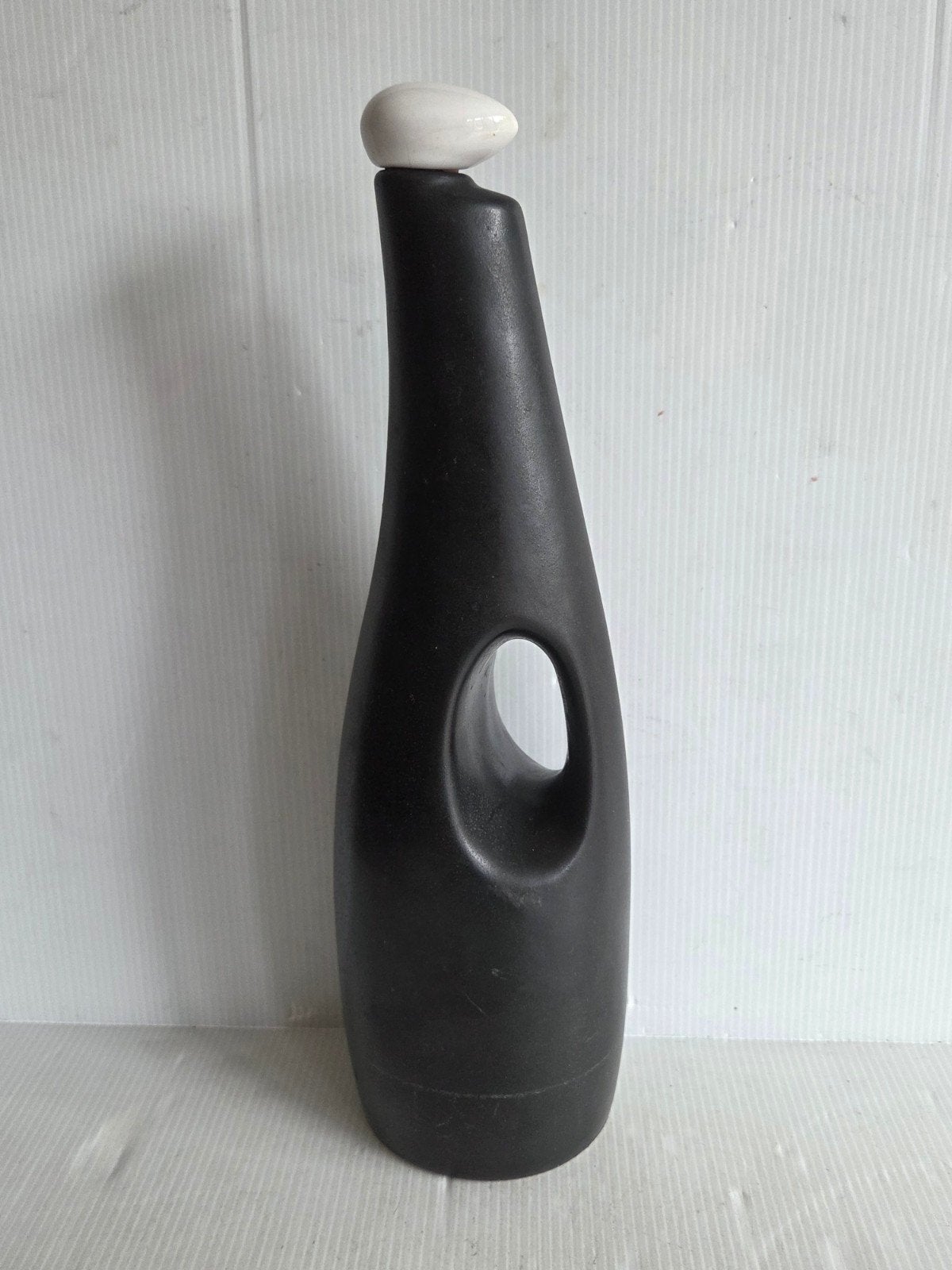 Aardewerk fles/kruik, zwart met witte dop, 23 cm hoog, Antiek en Kunst, Antiek | Keramiek en Aardewerk, Ophalen of Verzenden