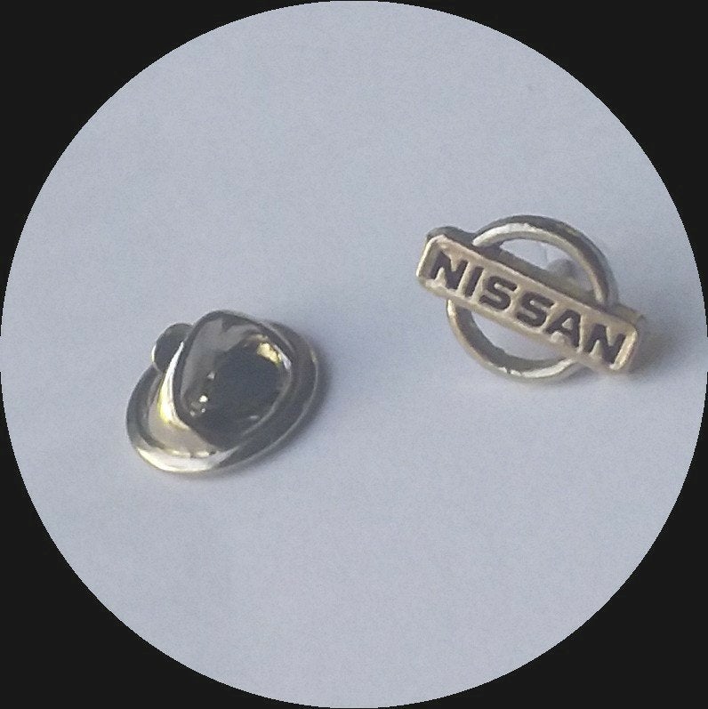 NISSAN logo pin, open, Verzamelen, Ophalen of Verzenden, Zo goed als nieuw, Transport, Speldje of Pin