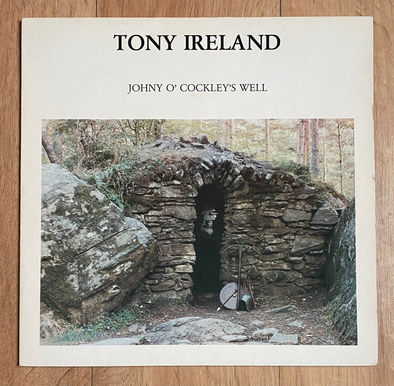 LP TONY IRELAND - Johny O’ Cockleys Well - GESIGNEERDE 1983, LP, Beschermende buitenhoes, Gebruikt, Verzenden