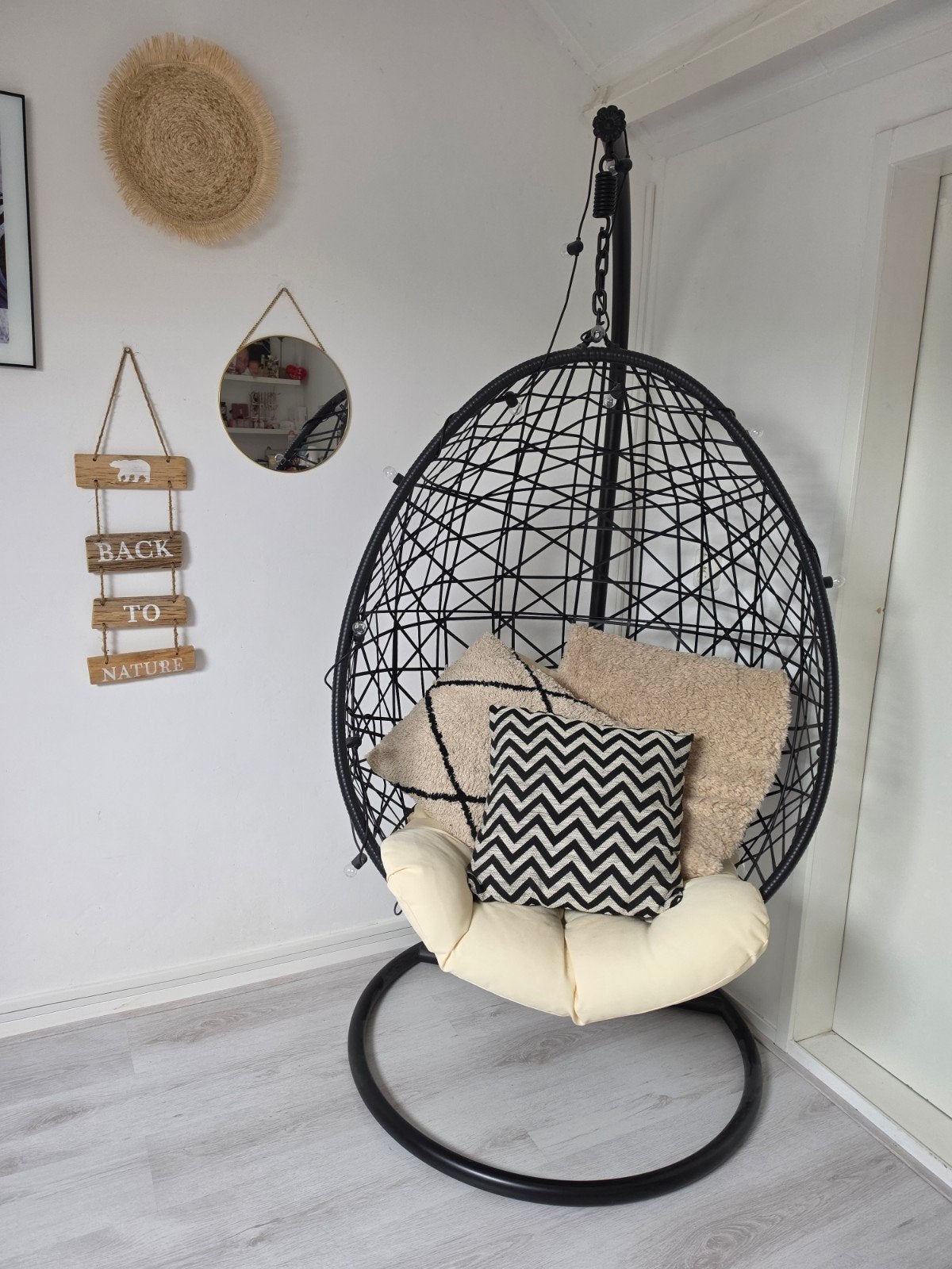 Zwarte hangstoel ei met standaard en kussen, Zwart, Boho, Modern, Comfortabel, Ophalen of Verzenden, Zo goed als nieuw