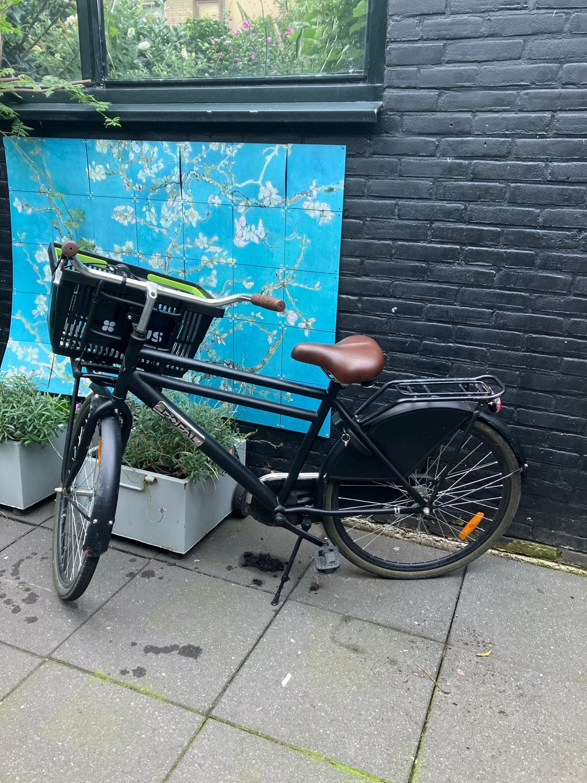 Zwarte stadsfiets met bruin zadel en voordrager, Fietsen en Brommers, Terugtraprem, Ophalen, Overige merken, 53 tot 56 cm
