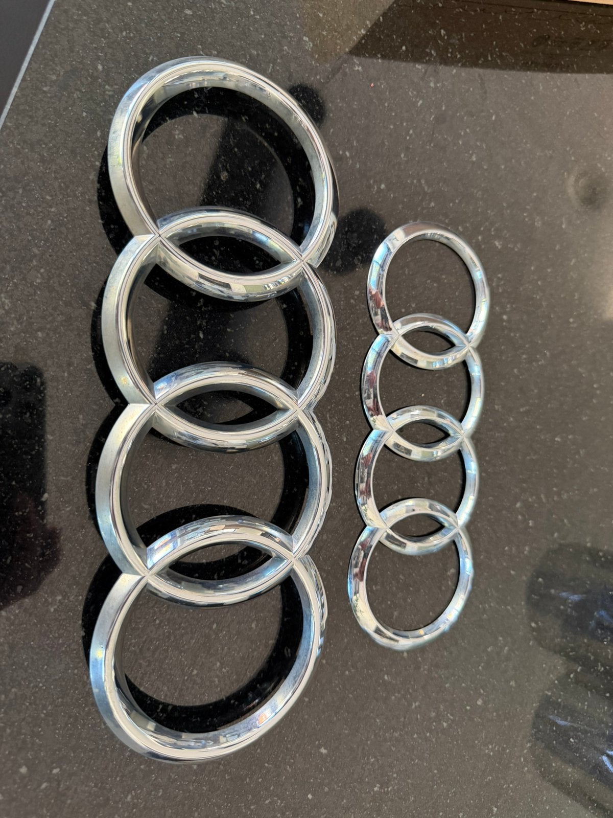 Zilveren Audi logo’s Audi A6 Avant C8 2023 - chrome zilver, Ophalen of Verzenden, Gebruikt, Audi