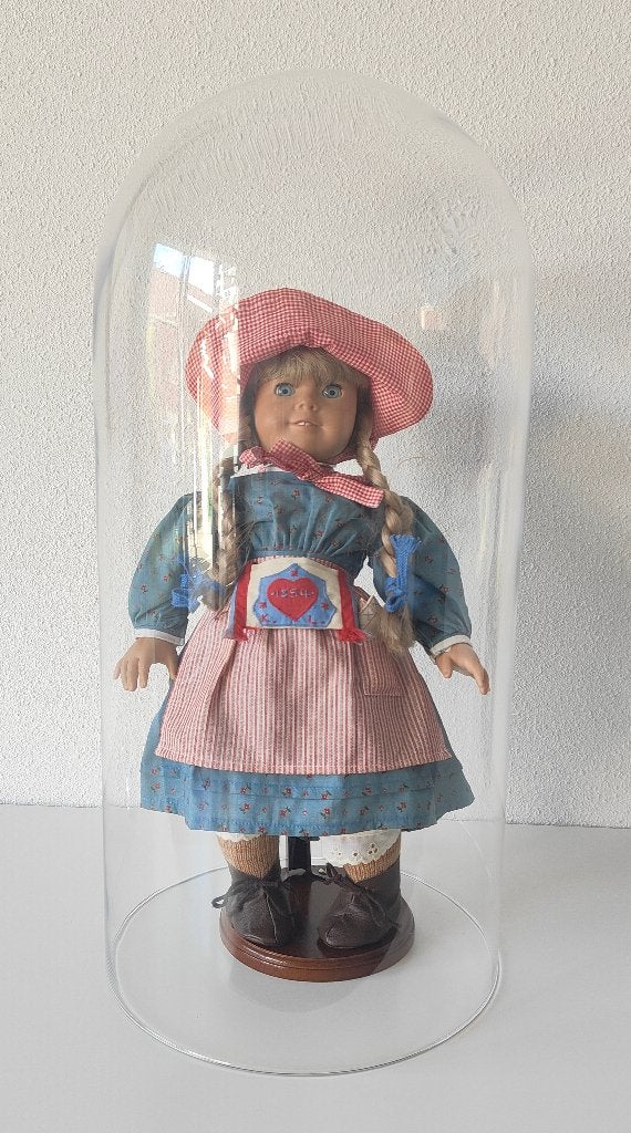 Vintage Kirsten Larson pop met standaard in glazen stolp, Verzamelen, Poppen, Ophalen, Zo goed als nieuw, Pop, Levensecht of Reborn