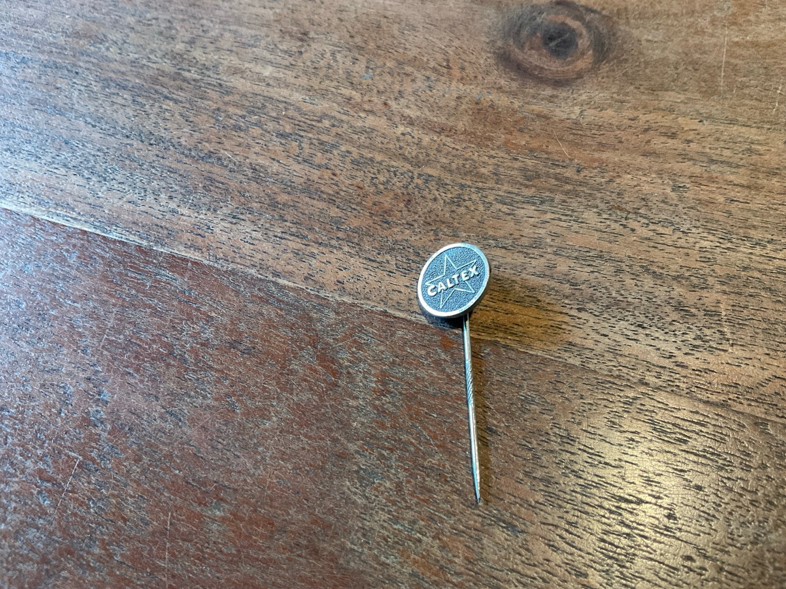 Vintage Caltex Speldje - Zeldzaam Verzamelobject, Verzamelen, Ophalen of Verzenden, Gebruikt, Merk, Speldje of Pin