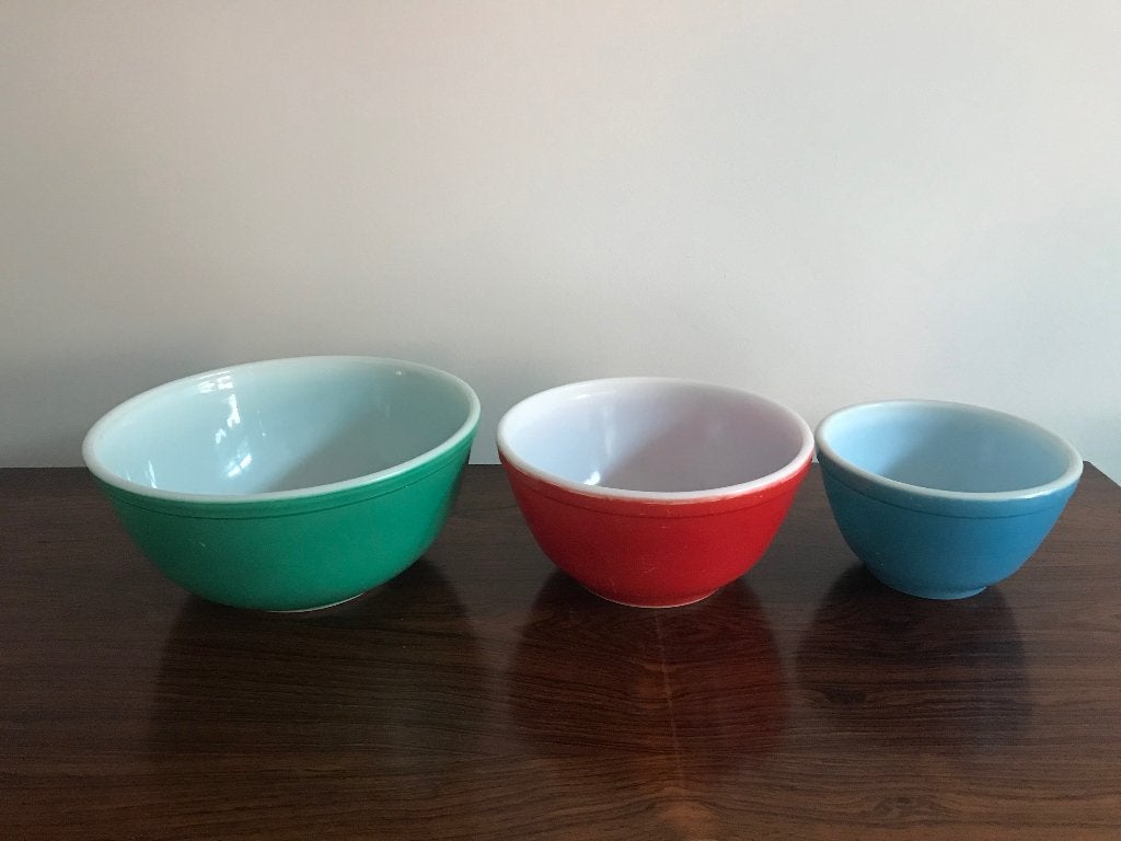 Pyrex Set van 3 ronde kommen rood groen turquoise, Ophalen of Verzenden, Huis en Inrichting