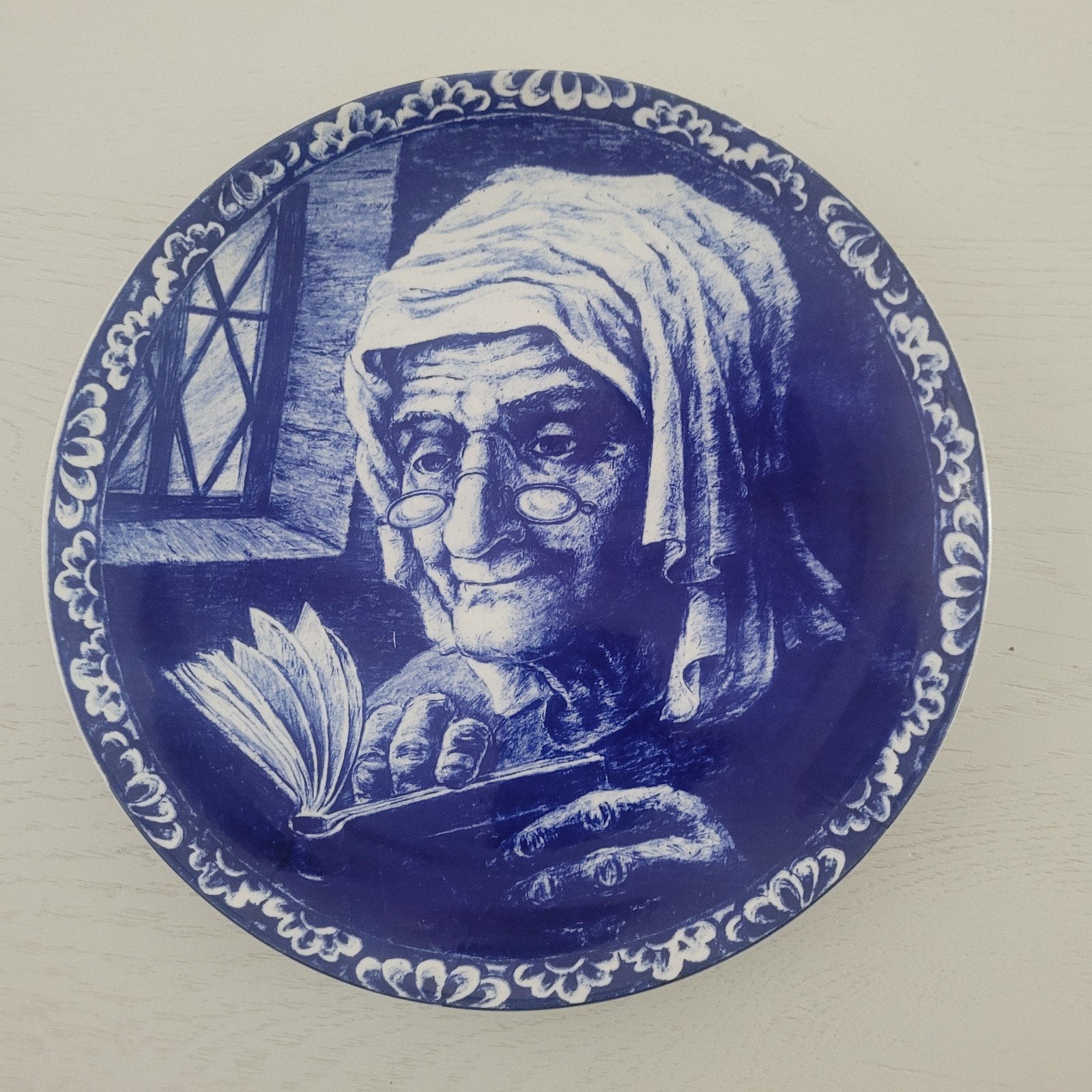 Boch Frères La Louvière Delft wandbord - Lezende vrouw, Ophalen
