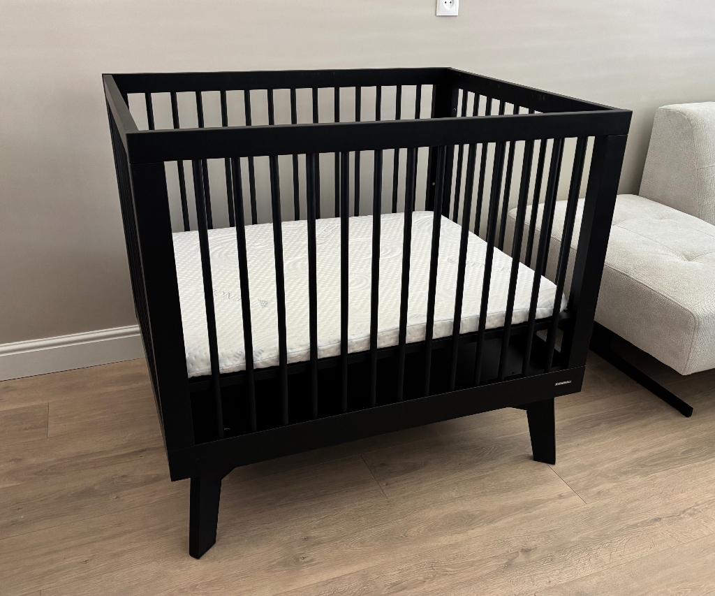 Kidsmill Sixties box zwart mat, Kinderen en Baby's, Boxen, Ophalen, Gebruikt, Rechthoekig, In hoogte verstelbaar