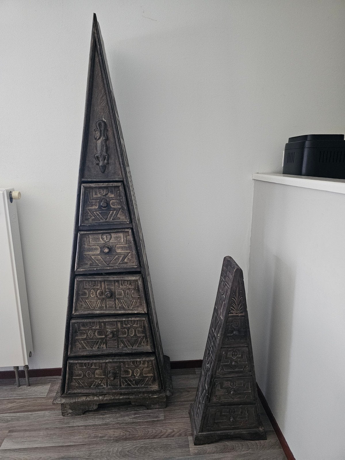 Set van 2 Houtsnijwerk Piramide Kasten - Goede Staat, Huis en Inrichting, Kasten | Overige, Gebruikt, Ophalen
