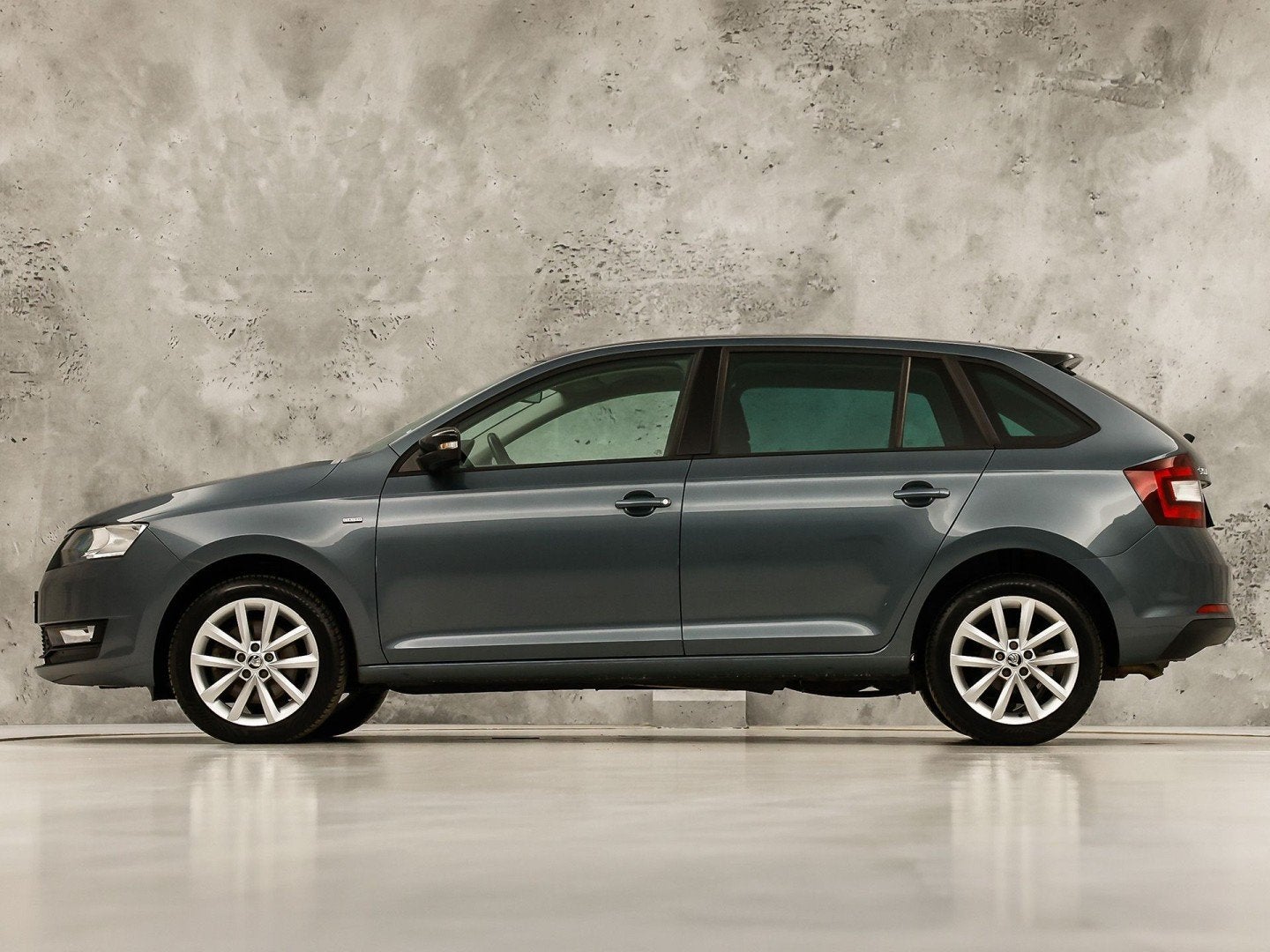Skoda Rapid Spaceback 1.0 TSI Sport Automaat (PANORAMADAK, N, 12 maanden, Stof, Gebruikt, 610 kg