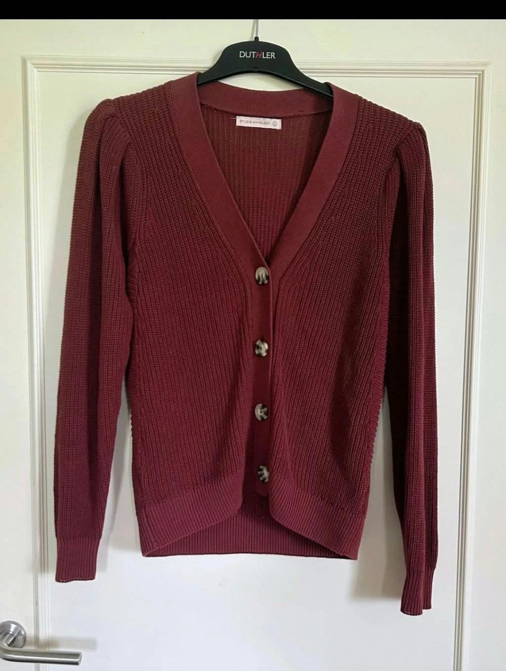 Prachtig wijnrood gebreid vest van Studio Anneloes in S, Kleding | Dames, Verzenden, Nieuw, Maat 36 (S), Rood